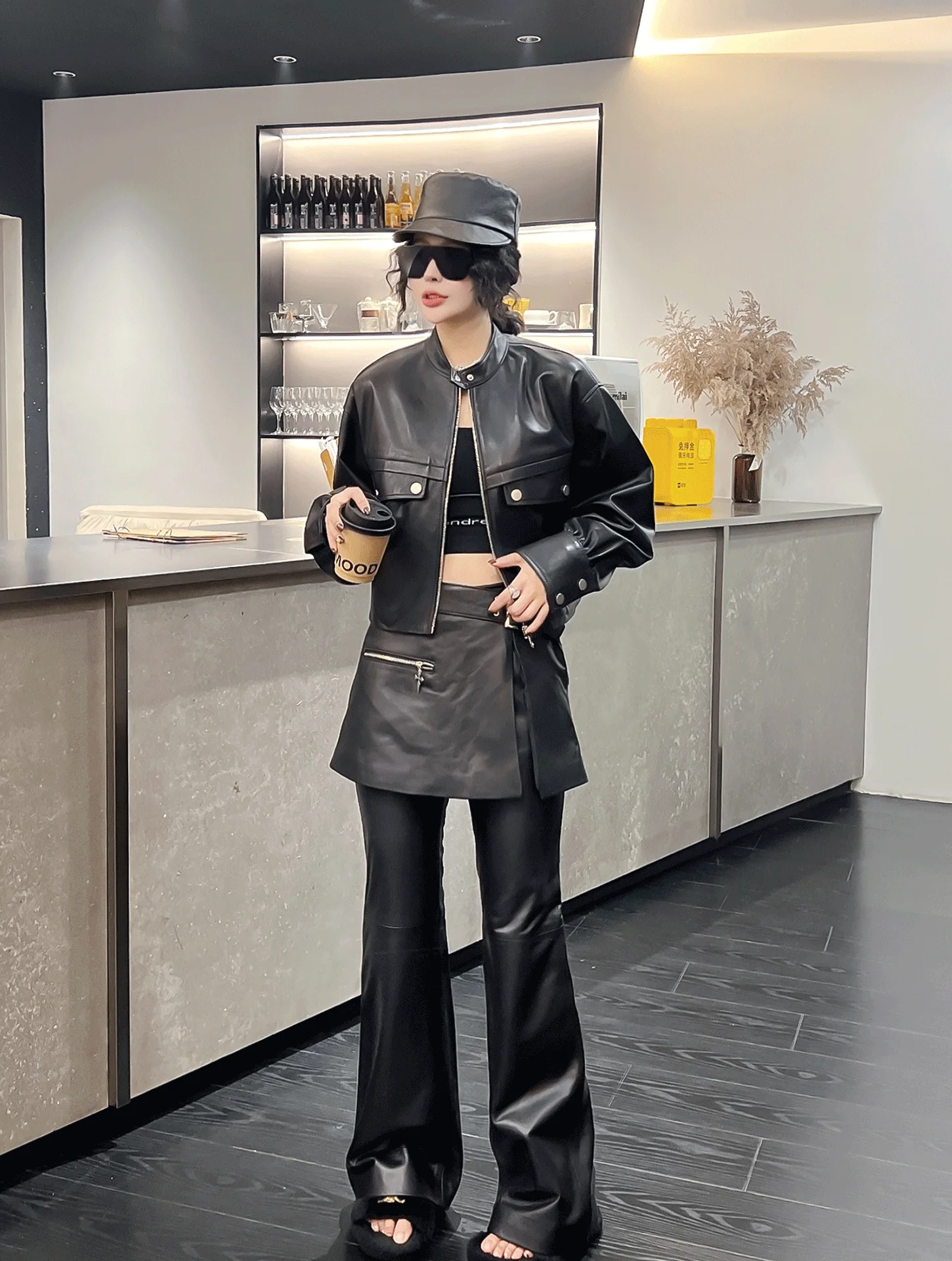Faionable ort High-Waist Genuine Leather Motorcycle Jaet Women's Slim Fit Zipper Stand Collar eepskin Coat Biker Jaet
Faionable ort High-Waist Genuine Leather Motorcycle Jaet Women's Slim Fit Zipper Stand Collar eepskin Coat Biker Jaet