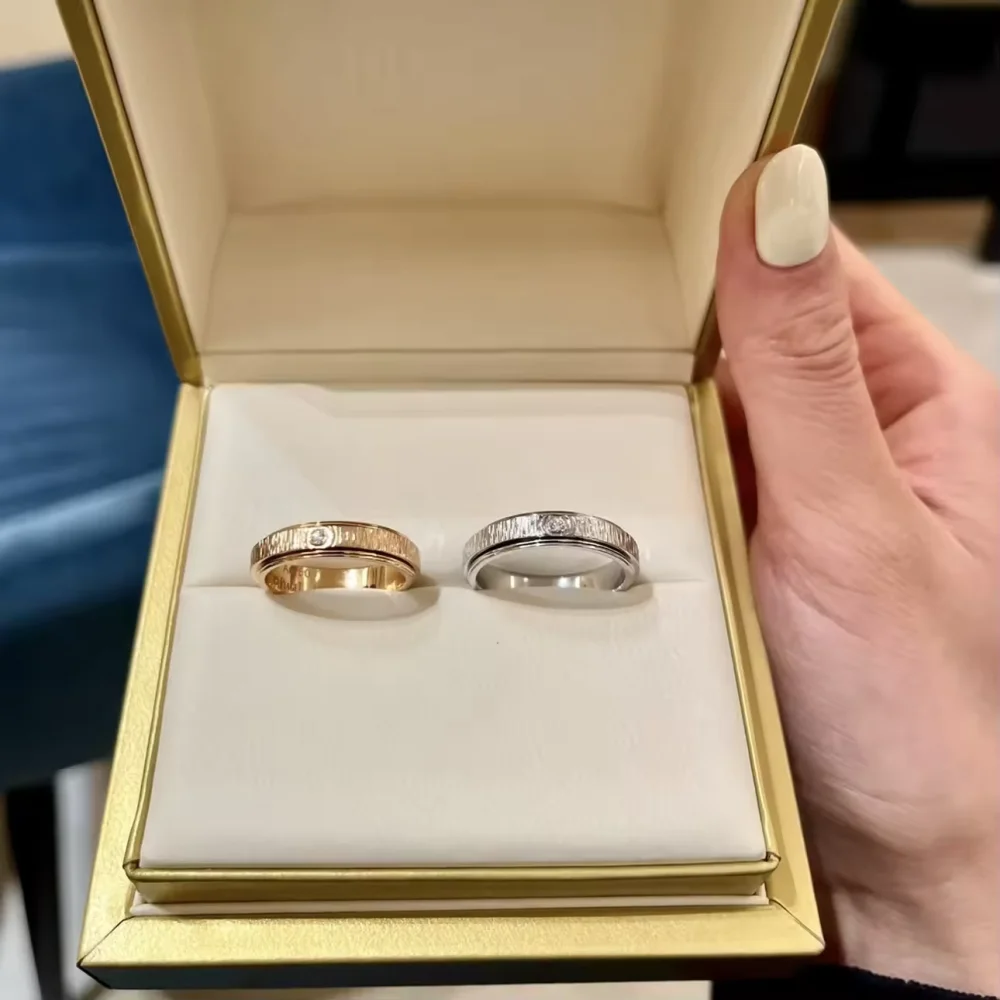 925 Silver Plated Rotatable Single Diamond Ring for Couples Suitable for Men Women Wedding Engagement Jewelry
925 Silver Plated Rotatable Single Diamond Ring for Couples Suitable for Men Women Wedding Engagement Jewelry