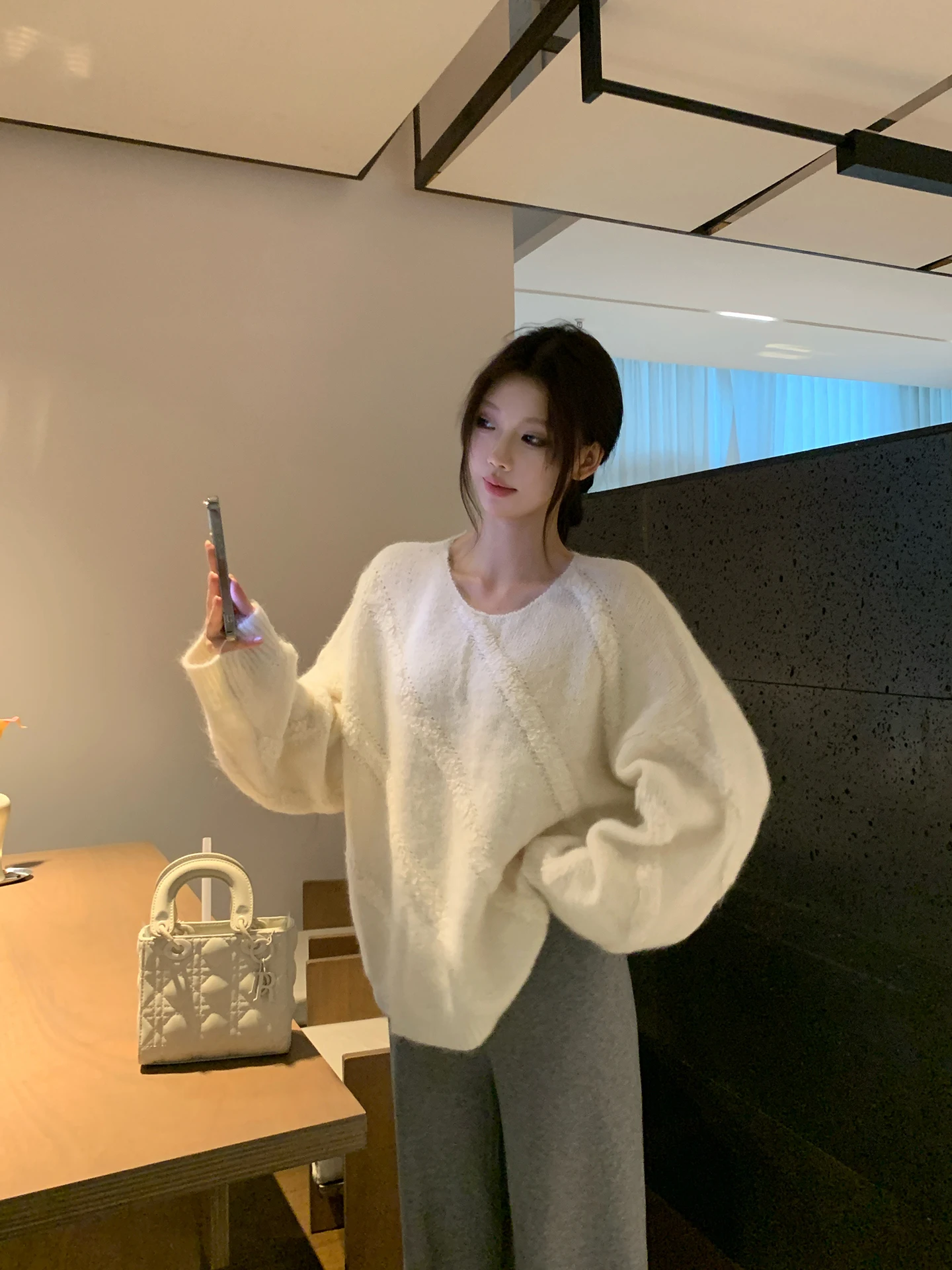 Мягкий удобный белый вязаный свитер европейского стандарта, женский ленивый высококачественный красивый осенний модный свободный крой Long Sve
Мягкий удобный белый вязаный свитер европейского стандарта, женский ленивый высококачественный красивый осенний модный свободный крой Long Sve