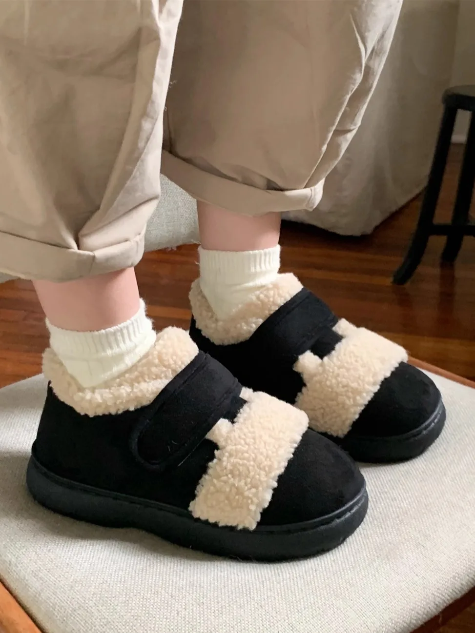 Casual Cotton Shoes with Magic Tape for Women Winter Outdoor Slip-On Bean Bean Shoes Anti-Slip Personality Color Block Design
Casual Cotton Shoes with Magic Tape for Women Winter Outdoor Slip-On Bean Bean Shoes Anti-Slip Personality Color Block Design