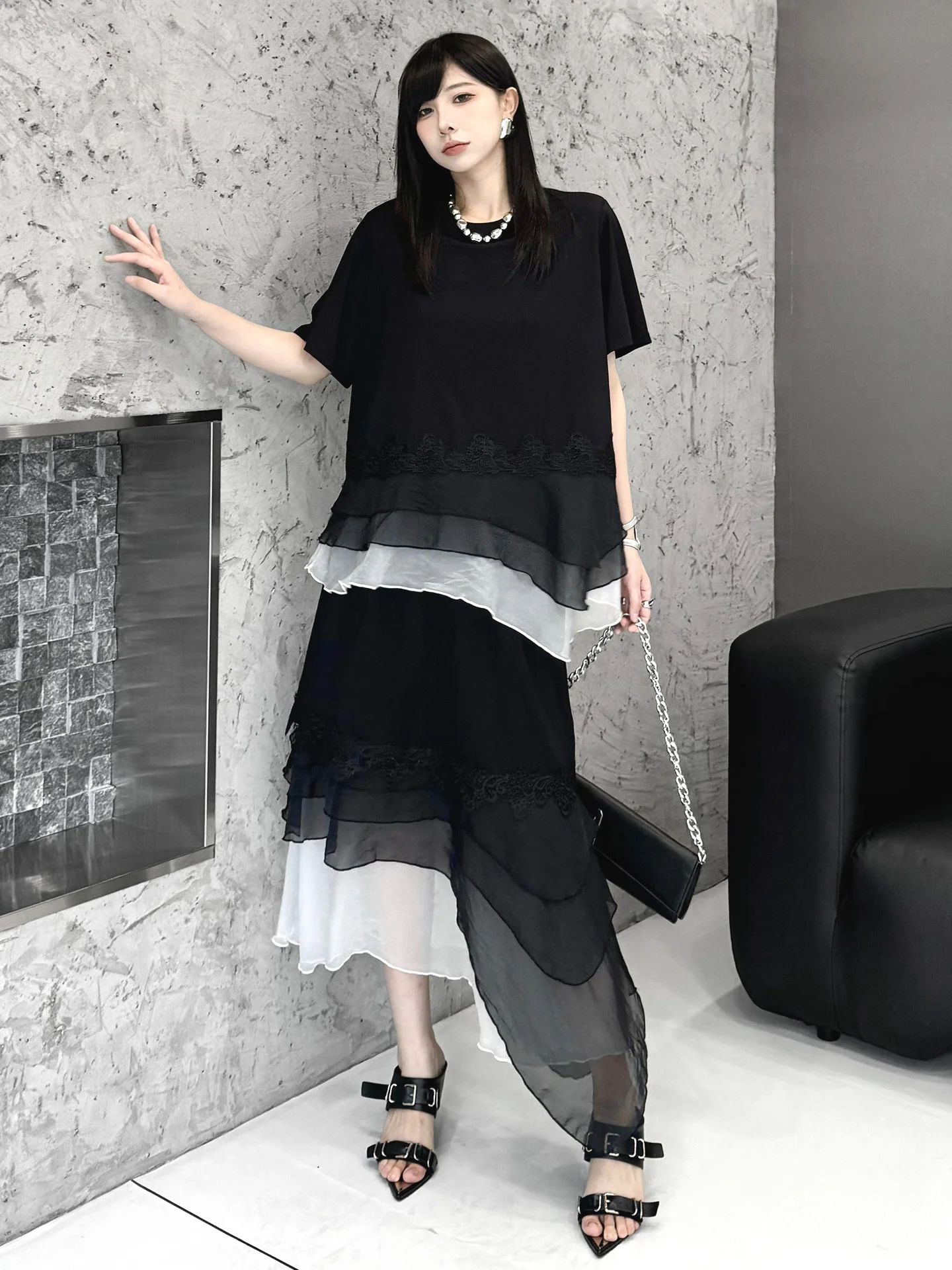 Fashionable Hong Kong Style Loose Sleeveless T-shirt And Elastic Waist Skirt Set in Black And White with Color Block Design
Fashionable Hong Kong Style Loose Sleeveless T-shirt And Elastic Waist Skirt Set in Black And White with Color Block Design