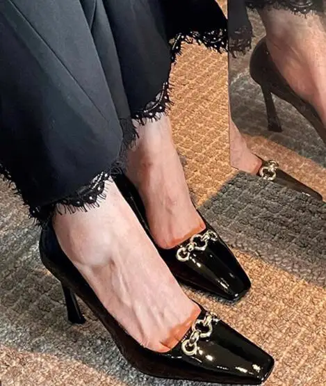 Carpaton 2023 Patent Leather High Heel Shoes Women Square Toe Black Leather Office Lady Pumps Metal Buckle Decorations Heels
Carpaton 2023 Patent Leather High Heel Shoes Women Square Toe Black Leather Office Lady Pumps Metal Buckle Decorations Heels