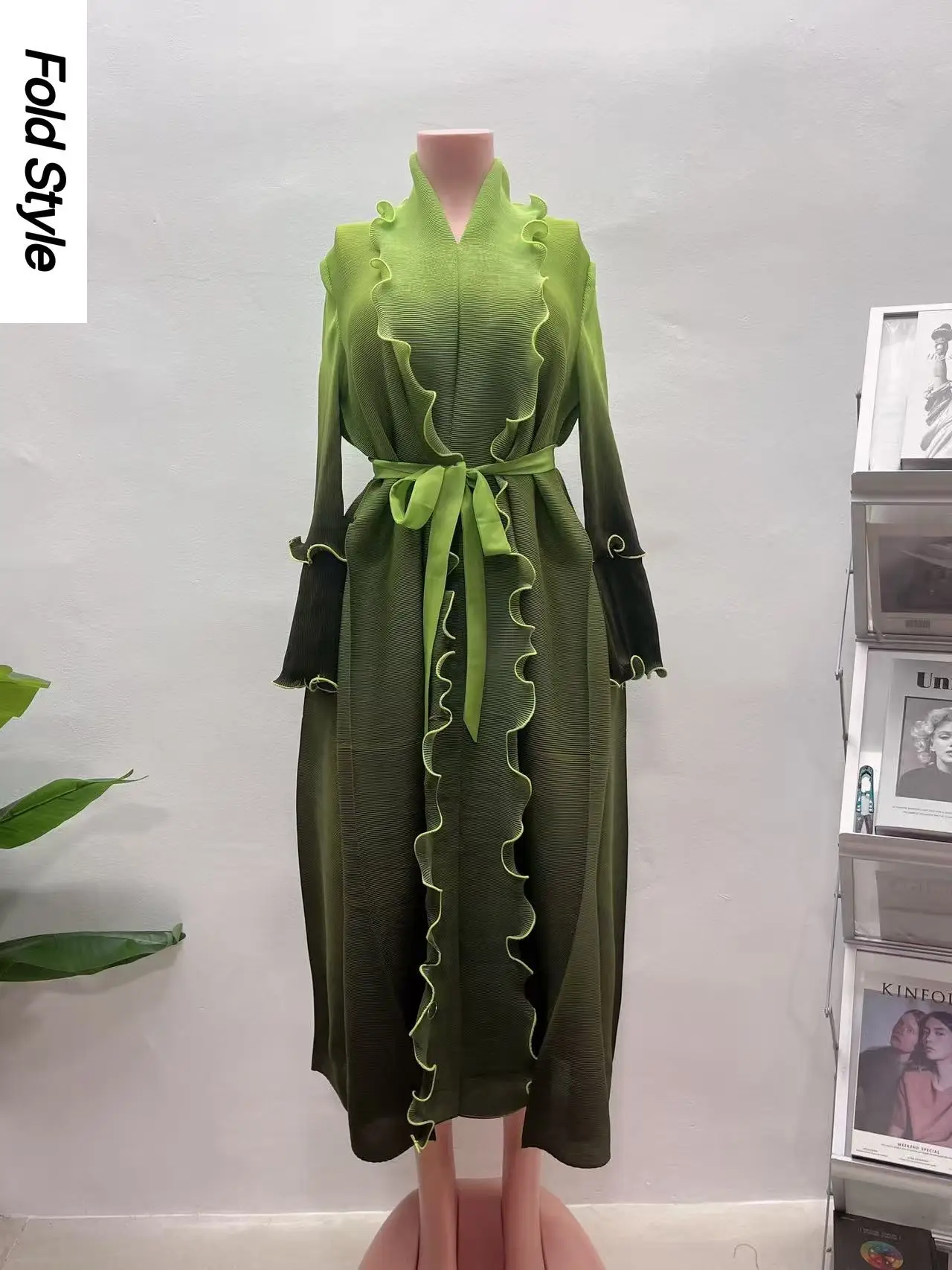 Платье Miyake с ремешком на талии, среднее и длинное, 2022, женское осеннее модное плиссированное платье с постепенным изменением цвета и грибковым краем
Платье Miyake с ремешком на талии, среднее и длинное, 2022, женское осеннее модное плиссированное платье с постепенным изменением цвета и грибковым краем