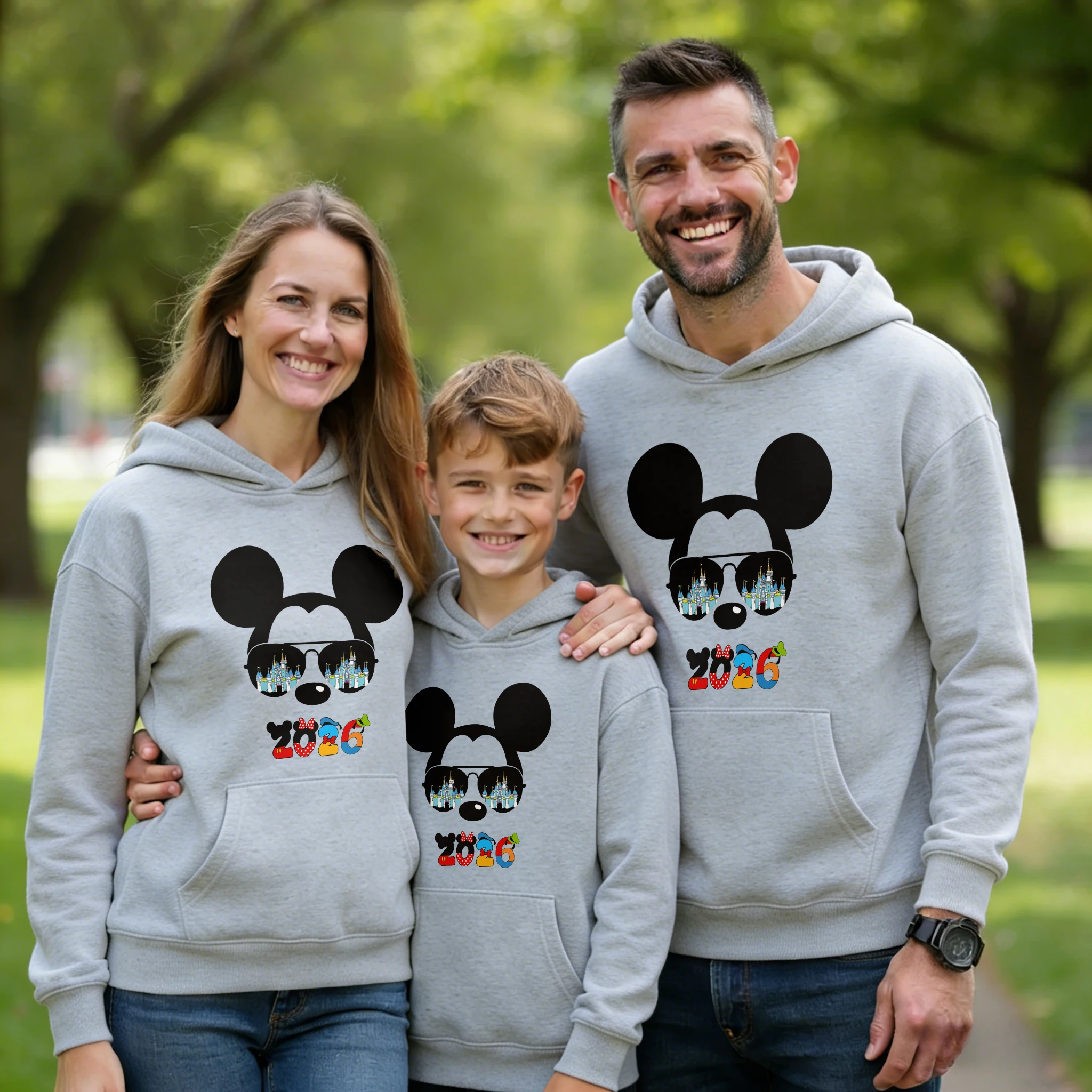 Комплект из хлопкового худи и брюк с принтом Микки Диснея для родителей и детей, осень-зима 2026, унисекс, однотонный, теплый, высококачественный, повседневный топ
Комплект из хлопкового худи и брюк с принтом Микки Диснея для родителей и детей, осень-зима 2026, унисекс, однотонный, теплый, высококачественный, повседневный топ