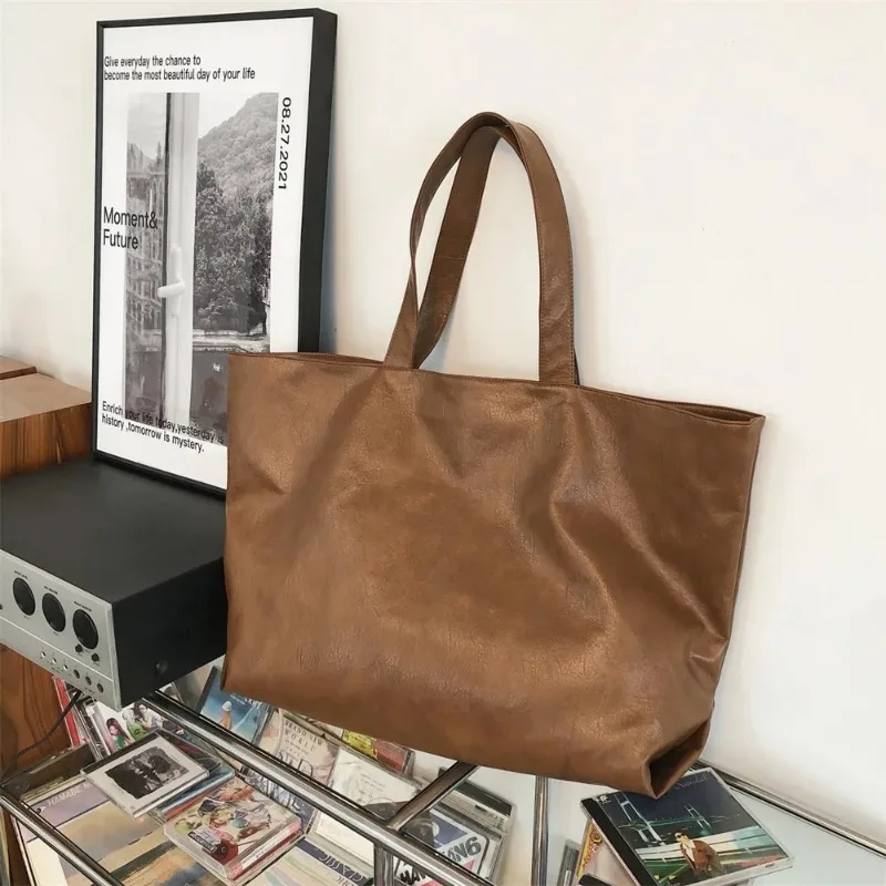 Large Capacity Soft Leather Shoulder Bag Lightweight Unisex Women's Bags on Sale 2025 New Simple Fashionable Crossbody Bag
Large Capacity Soft Leather Shoulder Bag Lightweight Unisex Women's Bags on Sale 2025 New Simple Fashionable Crossbody Bag