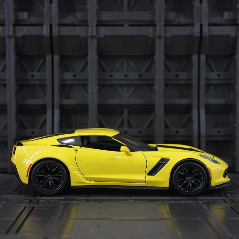 Maisto 1:24 Simulated Chevrolet Z06 alloy supercar model with doors and hood that can be opened has sound and lighting
Maisto 1:24 Simulated Chevrolet Z06 alloy supercar model with doors and hood that can be opened has sound and lighting