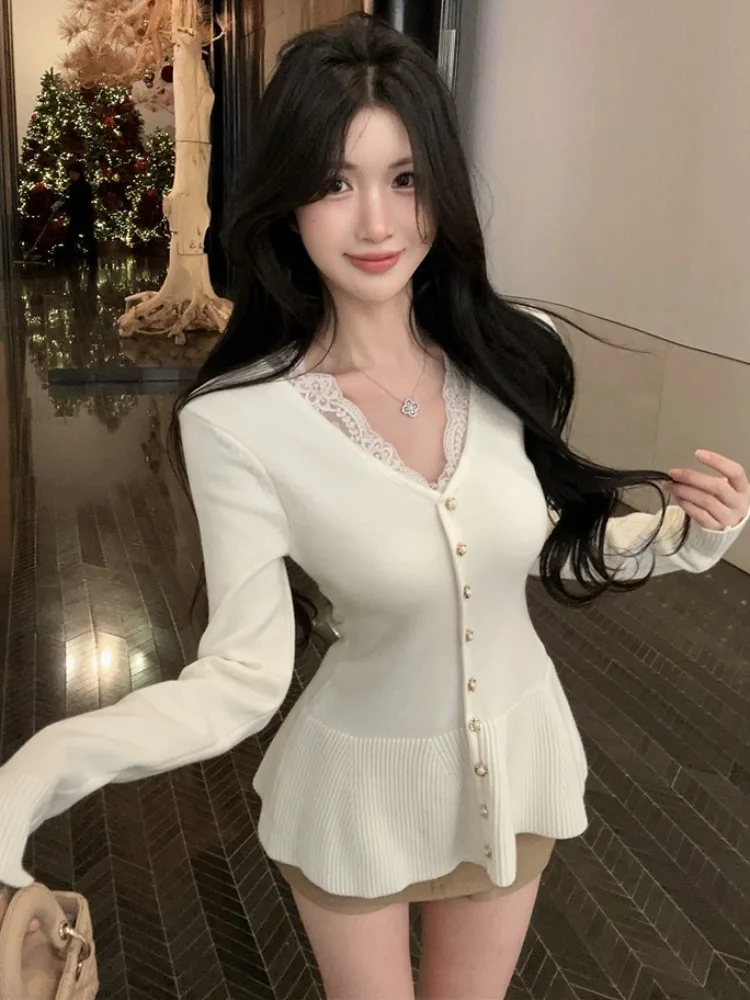 Thickened Knitted Long Sleeve V-Neck Lace Hem Single Button Base Shirt Pure Desire Waist-Cinching Slimming Knitwear Top
Thickened Knitted Long Sleeve V-Neck Lace Hem Single Button Base Shirt Pure Desire Waist-Cinching Slimming Knitwear Top