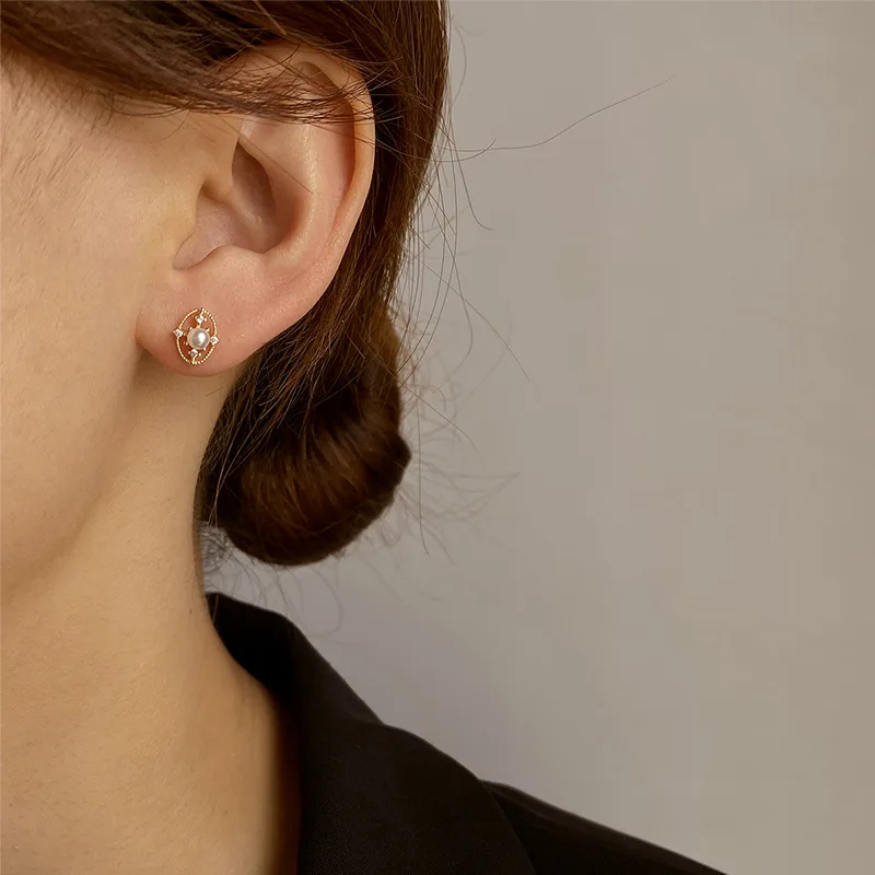 Серьги-гвоздики из стерлингового серебра 925 пробы, французские полые овальные жемчужные серьги, элегантные винтажные серьги в придворном стиле, подходящие для повседневного ношения
Серьги-гвоздики из стерлингового серебра 925 пробы, французские полые овальные жемчужные серьги, элегантные винтажные серьги в придворном стиле, подходящие для повседневного ношения