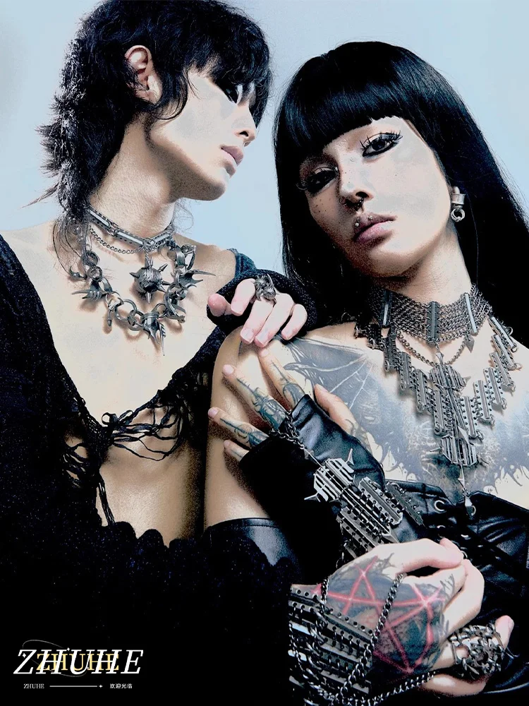 ZHUHE The Metal Ball Necklace In The Neo-Gothic Style Is A Jewelry Accessory For Men And Women And A Party Gift
ZHUHE The Metal Ball Necklace In The Neo-Gothic Style Is A Jewelry Accessory For Men And Women And A Party Gift