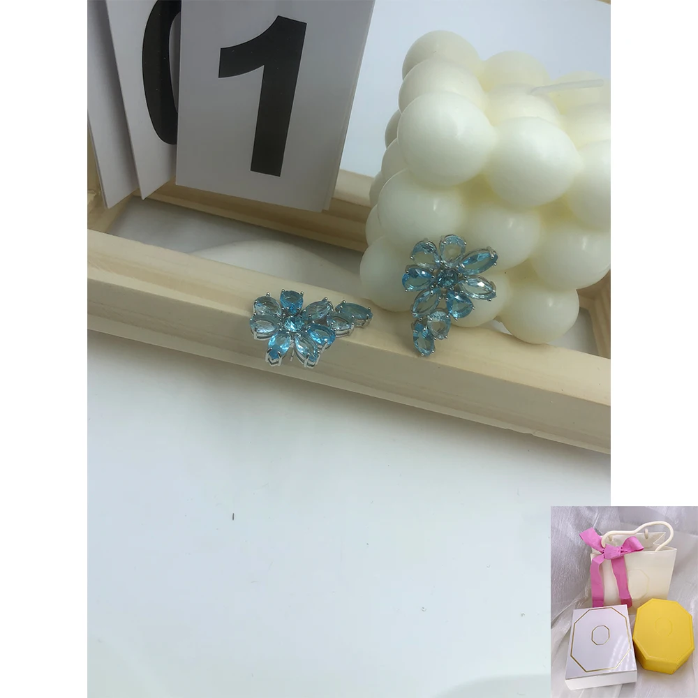 New hot selling Gema droplet shaped earrings mixed with cut flowers in blue, fashionable and romantic holiday gift
New hot selling Gema droplet shaped earrings mixed with cut flowers in blue, fashionable and romantic holiday gift