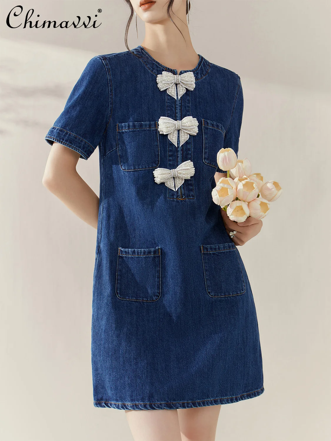 Французские элегантные джинсовые платья с короткими рукавами в стиле ретро, круглый вырез, бусы, 3D бант, высокая талия, тонкое трапециевидное темпераментное синее мини-платье для женщин
Французские элегантные джинсовые платья с короткими рукавами в стиле ретро, круглый вырез, бусы, 3D бант, высокая талия, тонкое трапециевидное темпераментное синее мини-платье для женщин