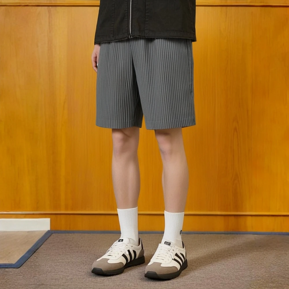 Новые плиссированные шорты Miyake, мужские повседневные брюки пять четвертей с ощущением висит, свободные и универсальные молодежные весенне-летние
Новые плиссированные шорты Miyake, мужские повседневные брюки пять четвертей с ощущением висит, свободные и универсальные молодежные весенне-летние
