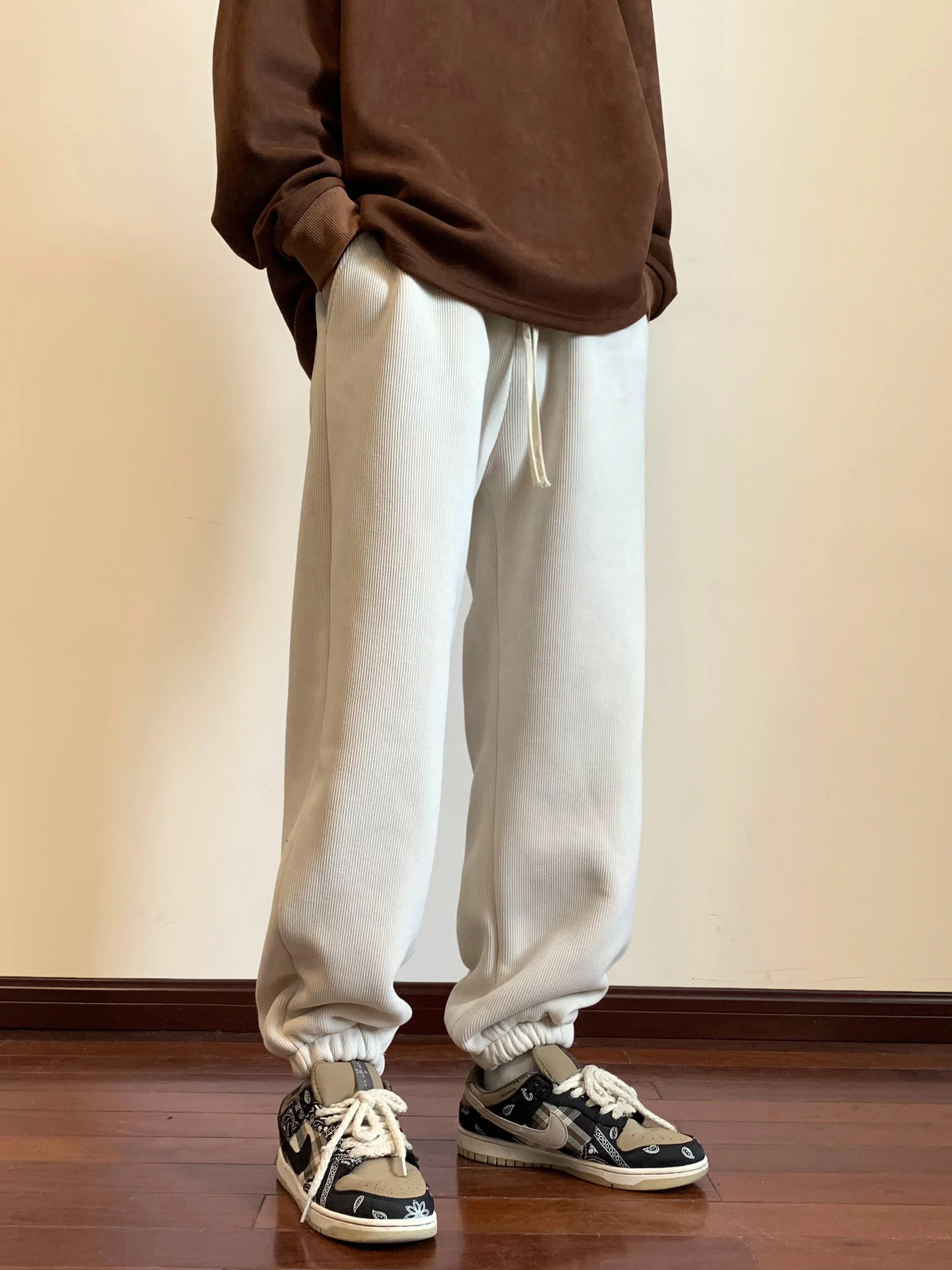 Мужские зимние брюки American Sle из утолщенного бархата с подкладкой из флиса, теплые повседневные брюки, модные вельветовые свободные хлопковые штаны
Мужские зимние брюки American Sle из утолщенного бархата с подкладкой из флиса, теплые повседневные брюки, модные вельветовые свободные хлопковые штаны