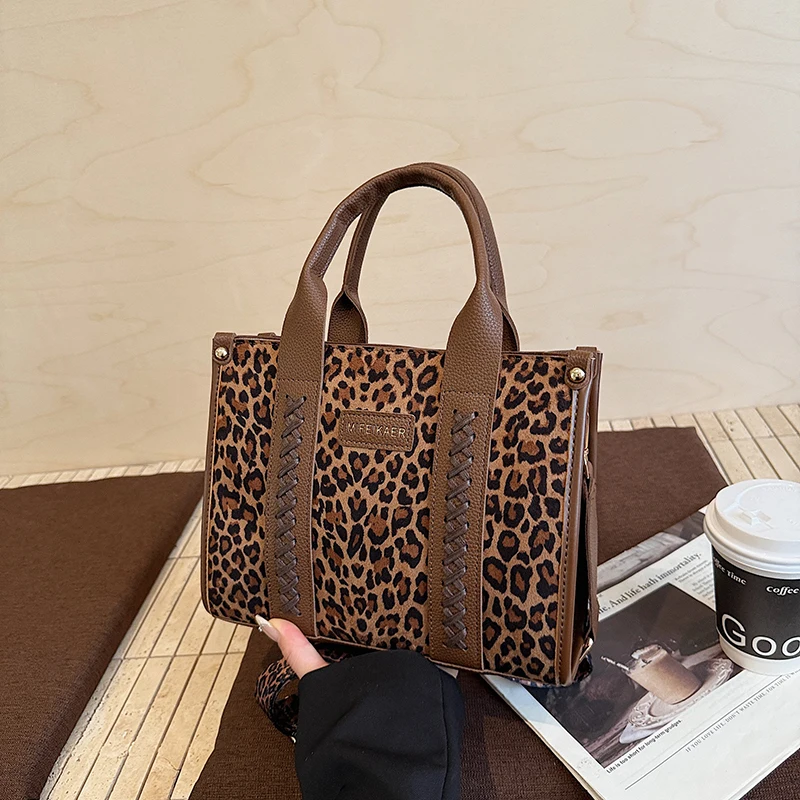 Водостойкая молния, регулируемый ремень, роскошная сумка через плечо с леопардовым принтом, стеганый дизайн, тканая отделка, большая вместимость, легкий ПУ
Водостойкая молния, регулируемый ремень, роскошная сумка через плечо с леопардовым принтом, стеганый дизайн, тканая отделка, большая вместимость, легкий ПУ