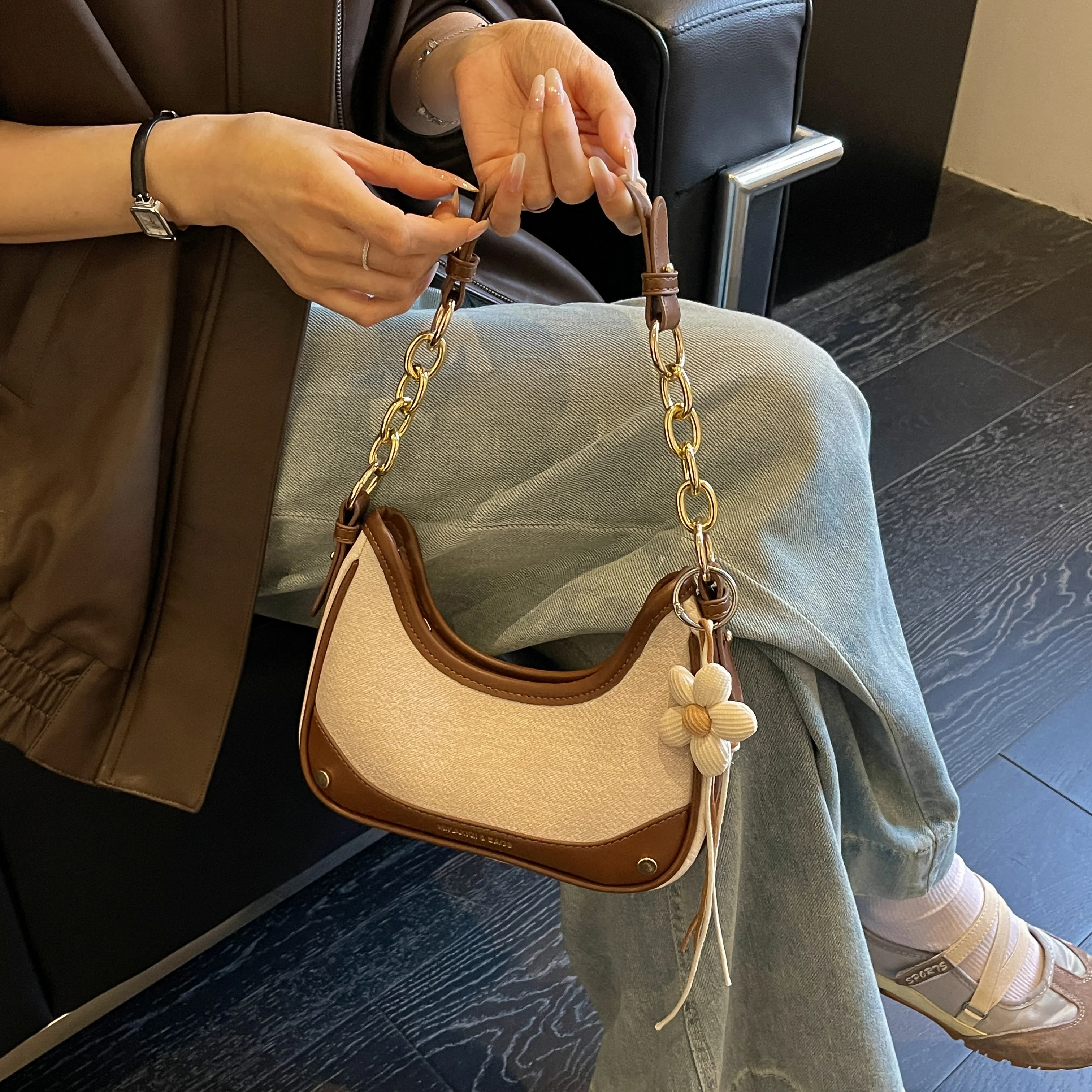 1 piece of contrasting fabric shoulder bag, women's retro fashion crescent shoulder bag, top single handle design
1 piece of contrasting fabric shoulder bag, women's retro fashion crescent shoulder bag, top single handle design