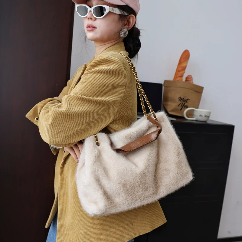 New Autumn Winter Women'S Bag Fuax Fur Leather Crossbody Bag Comfortable Top Luxury Designer Retro Furry Commuting Messenger Bag
New Autumn Winter Women'S Bag Fuax Fur Leather Crossbody Bag Comfortable Top Luxury Designer Retro Furry Commuting Messenger Bag