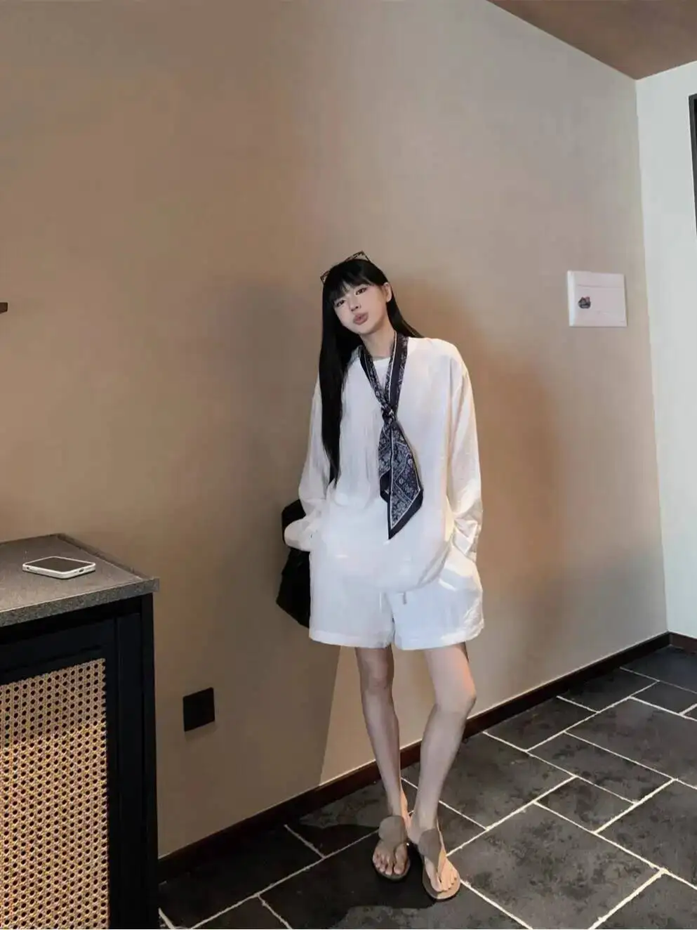 Elegant Women's Shirts Summer Set White Long-Sleeve Shirt Drawstring Shorts With Scarf Relaxed 2-Piece Outfit
Elegant Women's Shirts Summer Set White Long-Sleeve Shirt Drawstring Shorts With Scarf Relaxed 2-Piece Outfit