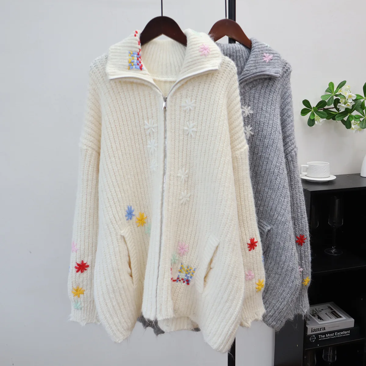 Женский вязаный кардиган, свитера, однотонные джемперы с вышивкой, отложным воротником, длинными рукавами, на молнии, свободные повседневные свитера 202, осень-зима
Женский вязаный кардиган, свитера, однотонные джемперы с вышивкой, отложным воротником, длинными рукавами, на молнии, свободные повседневные свитера 202, осень-зима