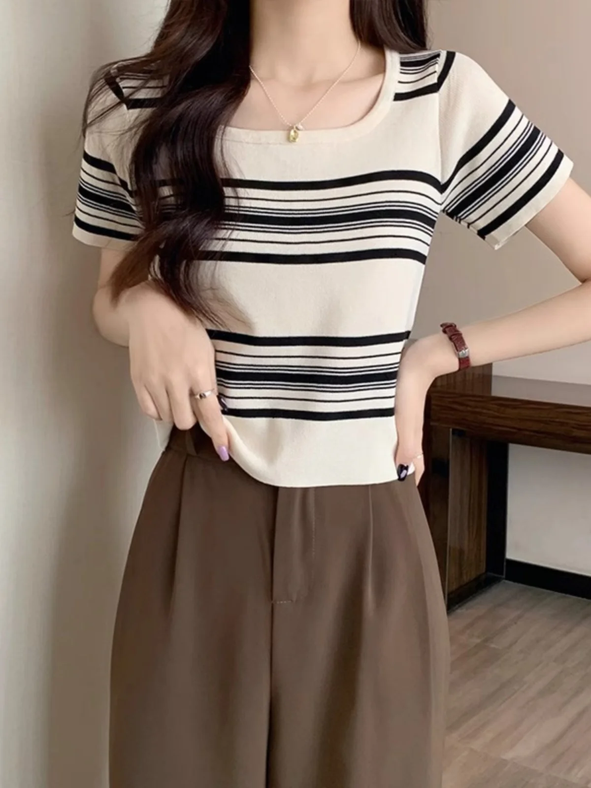 Summer Thin Ice Silk Knitted T-Shirt Women's Fashionable Striped Short Sleeve Square Collar Top Korean Style Loose Fit
Summer Thin Ice Silk Knitted T-Shirt Women's Fashionable Striped Short Sleeve Square Collar Top Korean Style Loose Fit