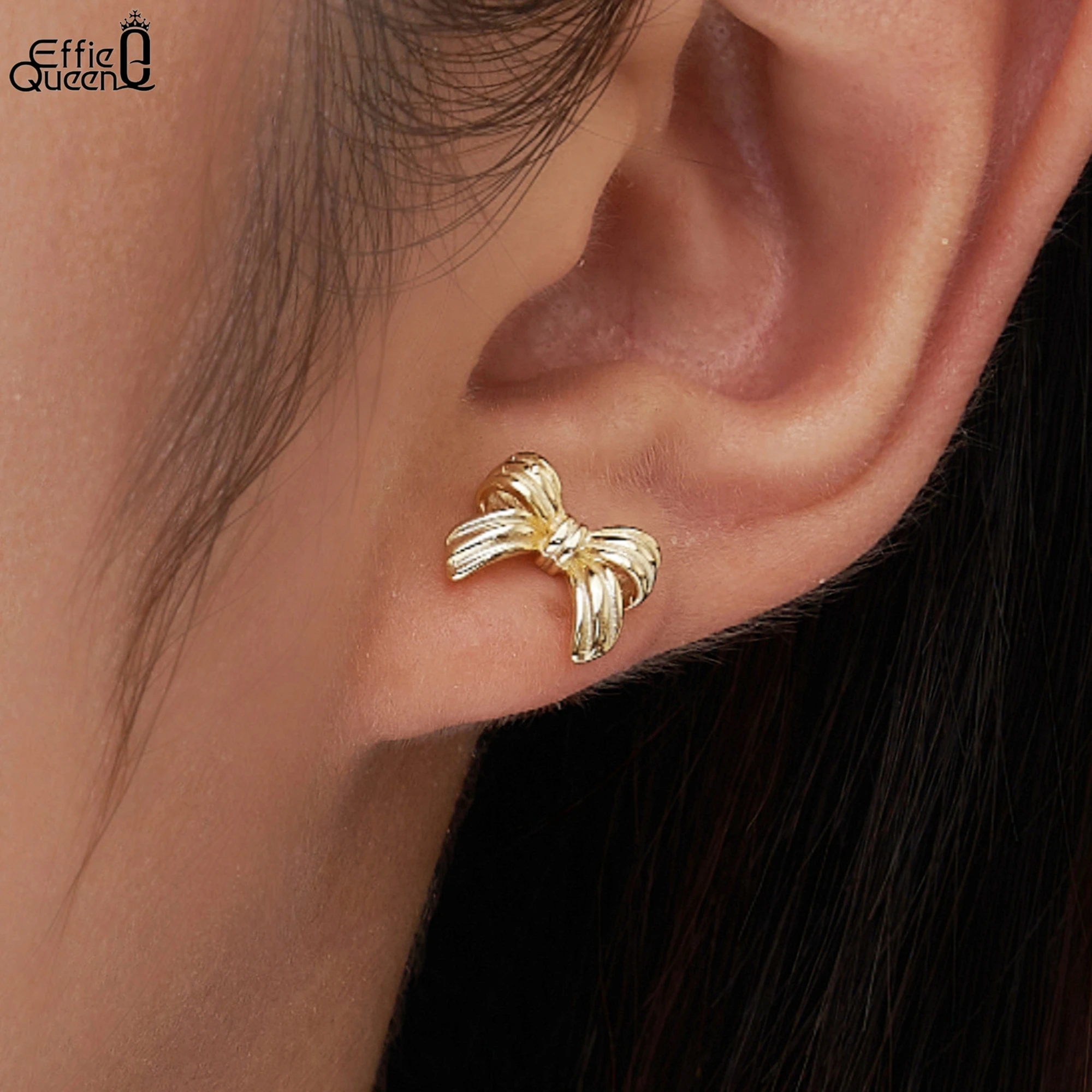 Effie Queen 100% серебро S925, 14-каратное золото, серьги-гвоздики с бантом, ювелирные изделия для женщин, подарок на банкетную вечеринку, трендовые серьги 2025 SE410
Effie Queen 100% серебро S925, 14-каратное золото, серьги-гвоздики с бантом, ювелирные изделия для женщин, подарок на банкетную вечеринку, трендовые серьги 2025 SE410