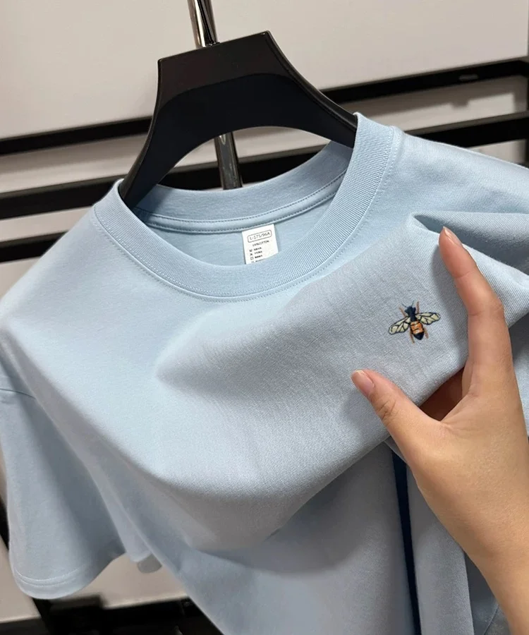 Модные бренды пчелиная вышивка высокое качество 100% чистый хлопок мужской воротник блузка деловая футболка для отдыха новый комфортабельный короткорукав
Модные бренды пчелиная вышивка высокое качество 100% чистый хлопок мужской воротник блузка деловая футболка для отдыха новый комфортабельный короткорукав