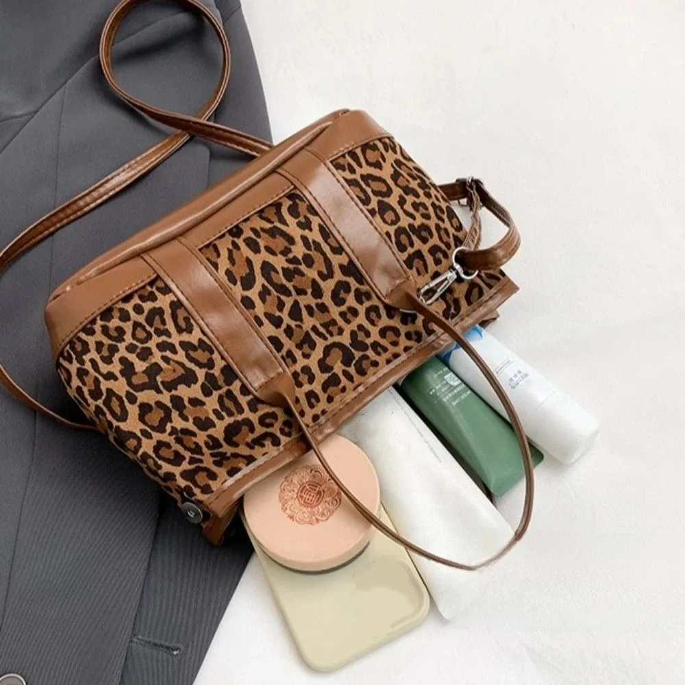 Retro Leopard Print Crossbody Bag Large Capacity Patchwork Faux Suede Tote Bag Lightweight Ladies Bucket Shoulder Bag Outdoor
Retro Leopard Print Crossbody Bag Large Capacity Patchwork Faux Suede Tote Bag Lightweight Ladies Bucket Shoulder Bag Outdoor