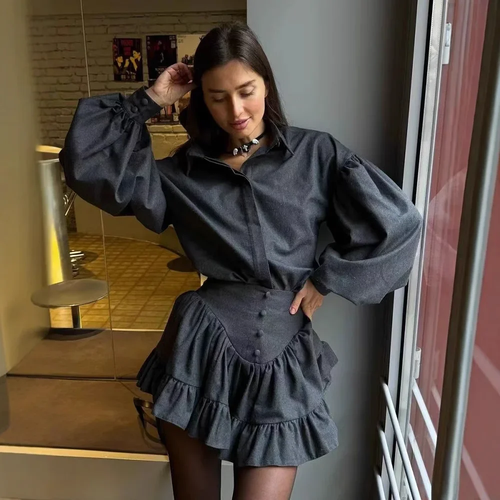 Spring/Summer 2025 Collection Features A High-end and Elegant Set Including A Lapel Lantern Sleeve Shirt and A Ruffled Skirt
Spring/Summer 2025 Collection Features A High-end and Elegant Set Including A Lapel Lantern Sleeve Shirt and A Ruffled Skirt