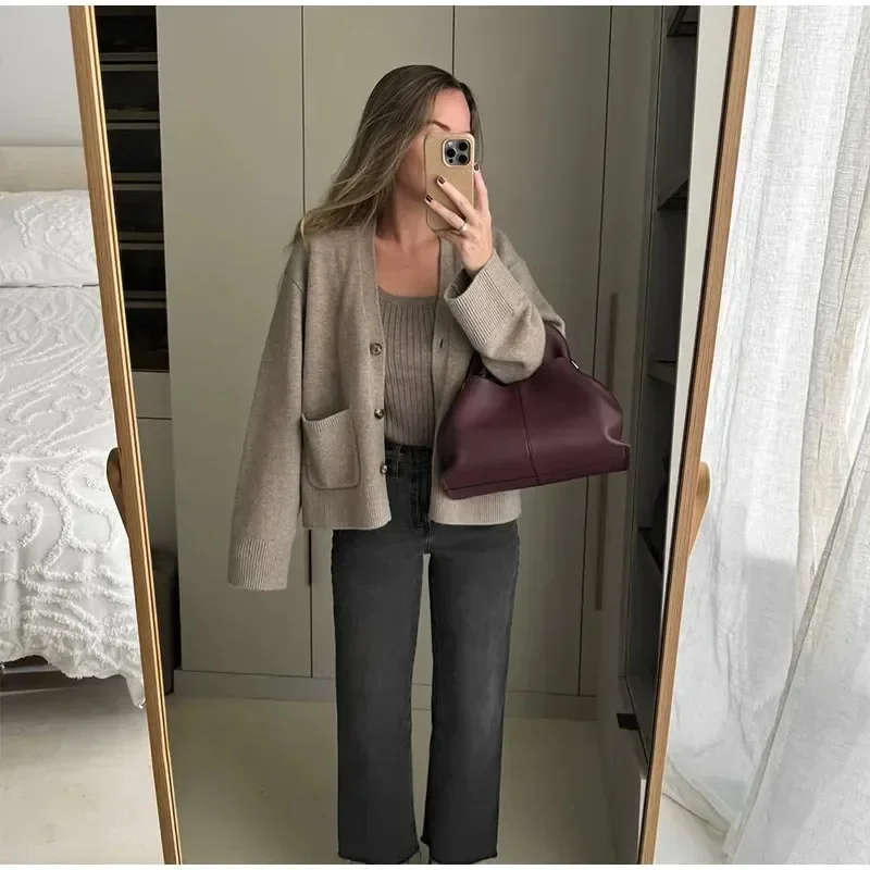 Fashion Solid Women Single Breasted Long Sleeves Short Cardigan Casual O Neck Pocket Female 2024 New Fall Winter Street Knitwear
Fashion Solid Women Single Breasted Long Sleeves Short Cardigan Casual O Neck Pocket Female 2024 New Fall Winter Street Knitwear