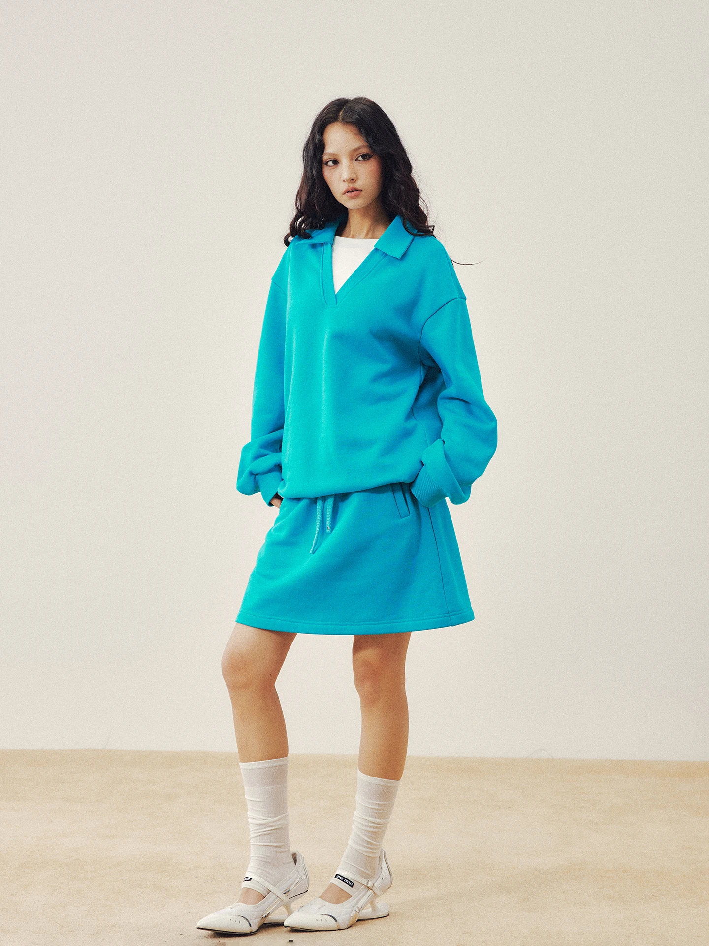 Комплект Youlin: Утепленный синий свитшот и брюки для женщин, повседневный теплый костюм свободного кроя, осень-зима, V-образный вырез, длинный рукав, органический хлопок
Комплект Youlin: Утепленный синий свитшот и брюки для женщин, повседневный теплый костюм свободного кроя, осень-зима, V-образный вырез, длинный рукав, органический хлопок