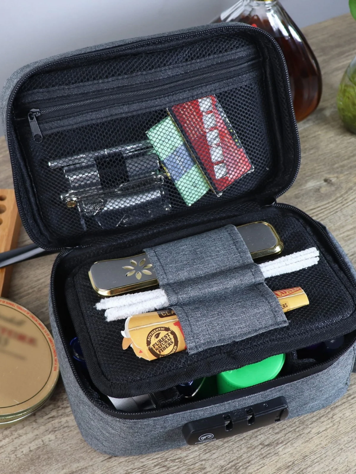 Вместительная переносная сумка для трубок с кодовым замком, активированным углем для дезодорации и защитой от влаги, новая модель футляра для трубок
Вместительная переносная сумка для трубок с кодовым замком, активированным углем для дезодорации и защитой от влаги, новая модель футляра для трубок