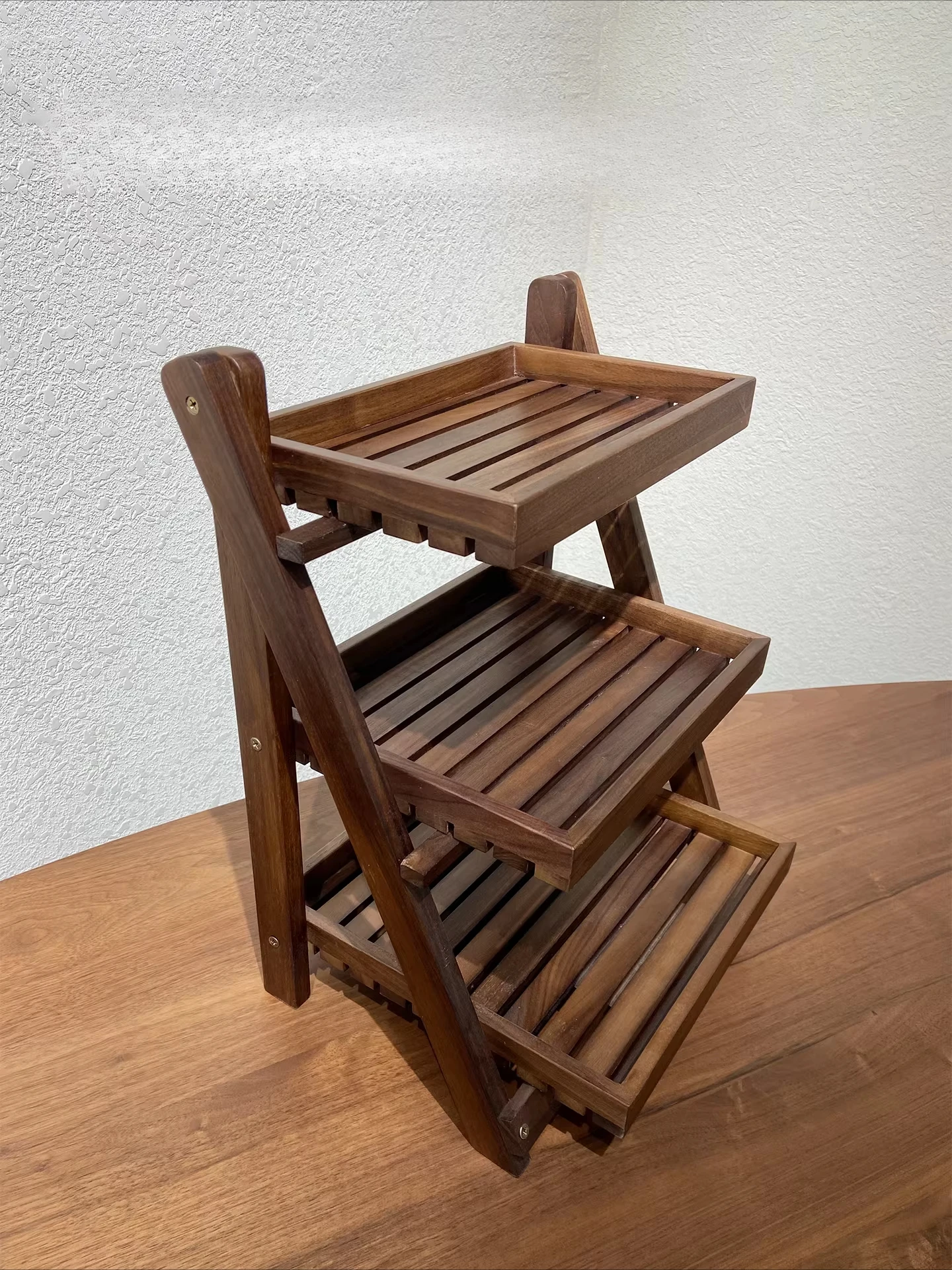 Unintentional solid wood desktop rack, black walnut teacup rack, coffee corner storage rack, water cup floor solid wood rack.
Unintentional solid wood desktop rack, black walnut teacup rack, coffee corner storage rack, water cup floor solid wood rack.