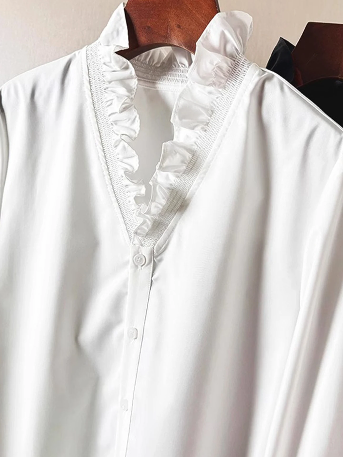 Elegant V-Neck Long Sleeve Shirt Versatile Layering Loose Fit Fashionable Spring 2026 Women's Premium Quality Button-Up Top
Elegant V-Neck Long Sleeve Shirt Versatile Layering Loose Fit Fashionable Spring 2026 Women's Premium Quality Button-Up Top