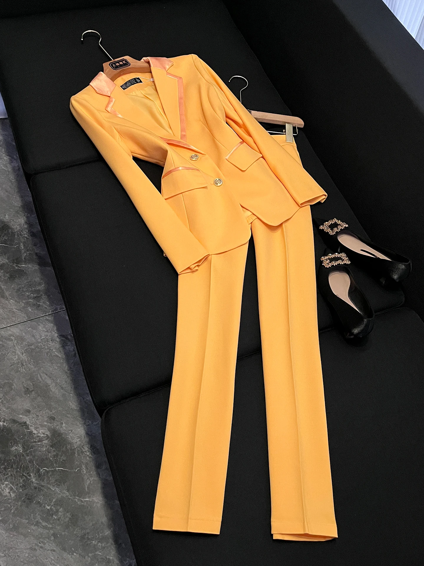 Элегантный женский костюм с длинными рукавами, комплект из двух предметов, модный стиль «Богиня», профессиональная одежда, весенняя коллекция
Элегантный женский костюм с длинными рукавами, комплект из двух предметов, модный стиль «Богиня», профессиональная одежда, весенняя коллекция