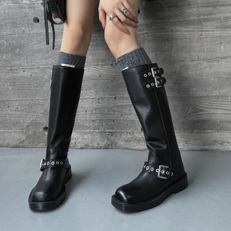 Женские ботинки до середины икры из натуральной кожи на массивном каблуке, свободная повседневная обувь для улицы, мотоциклетные ботинки в стиле панк, ботинки с украшением на пряжке
Женские ботинки до середины икры из натуральной кожи на массивном каблуке, свободная повседневная обувь для улицы, мотоциклетные ботинки в стиле панк, ботинки с украшением на пряжке