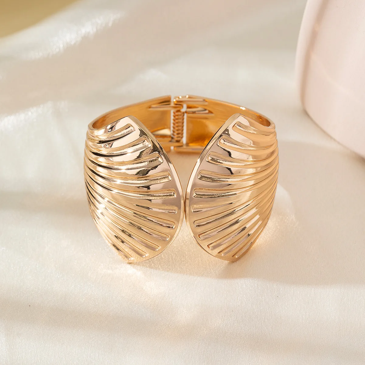 Personality Shape Alloy Open Bracelet Popular Exaggerated Creative Design Sense of Hand Jewelry for Women 2025 Luxury Love New
Personality Shape Alloy Open Bracelet Popular Exaggerated Creative Design Sense of Hand Jewelry for Women 2025 Luxury Love New