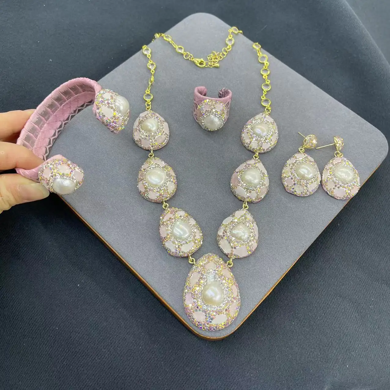 Ore natural baroque pearl inlaid stone jewelry set snakeskin niche light wholesale pendant necklace earring ring bracelet
Ore natural baroque pearl inlaid stone jewelry set snakeskin niche light wholesale pendant necklace earring ring bracelet