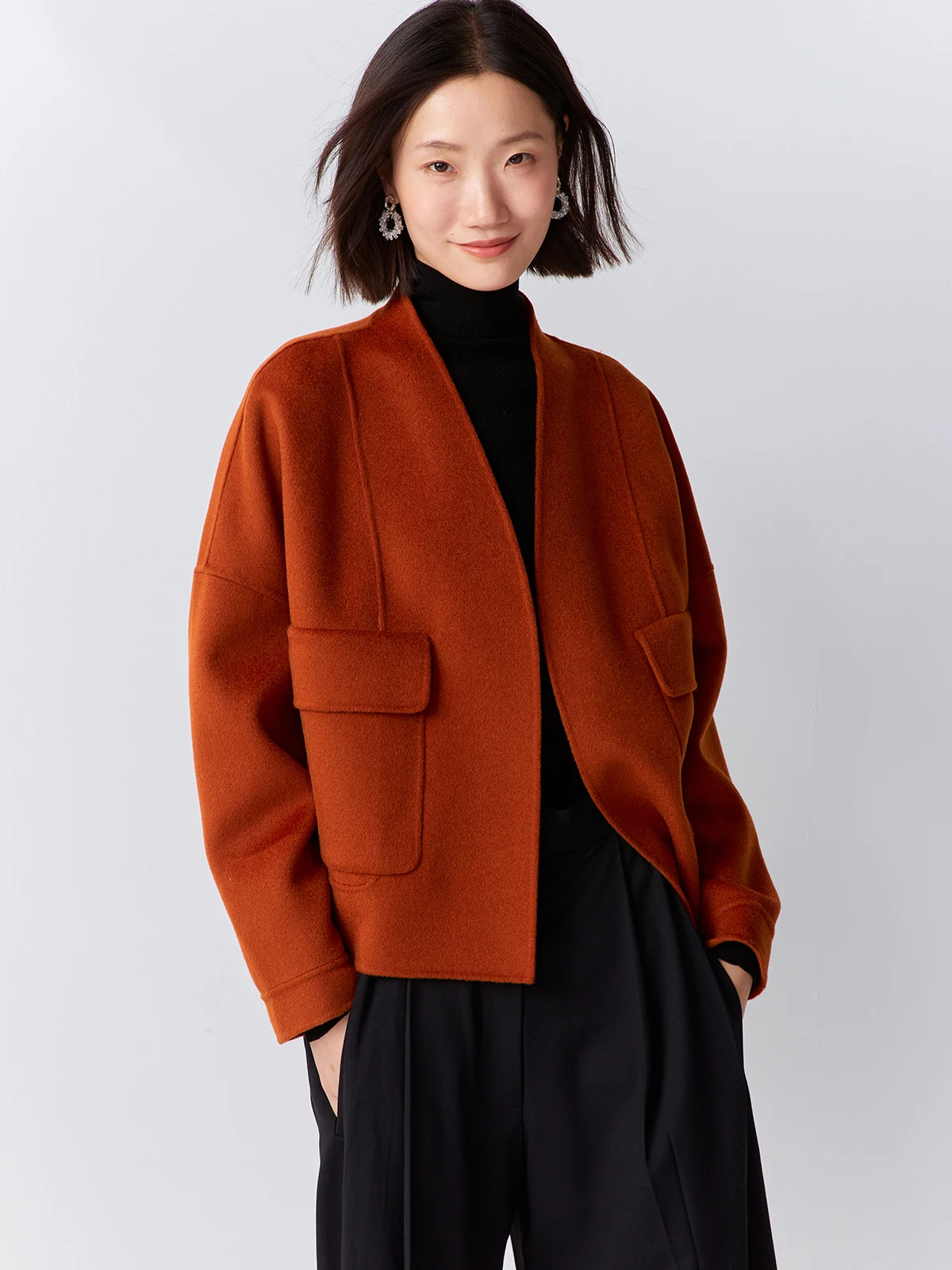 Шерстяное пальто ручной работы для женщин: элегантная верхняя одежда на осень-зиму, модный тренд, V-образный вырез, длинный рукав, однотонное
Шерстяное пальто ручной работы для женщин: элегантная верхняя одежда на осень-зиму, модный тренд, V-образный вырез, длинный рукав, однотонное