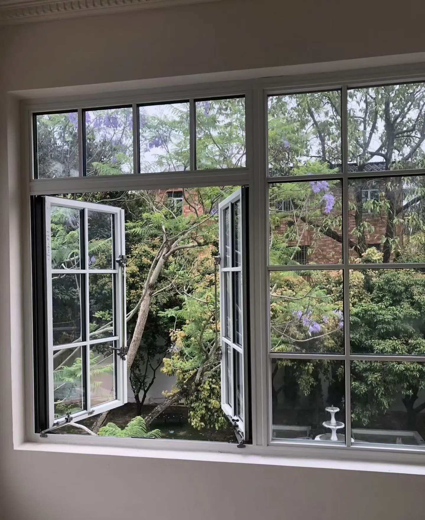 Fashion Design Living Room French Hinged Window with Drainage System Rainproof Casement Windows Noise Reduction Hinged Windows
Fashion Design Living Room French Hinged Window with Drainage System Rainproof Casement Windows Noise Reduction Hinged Windows