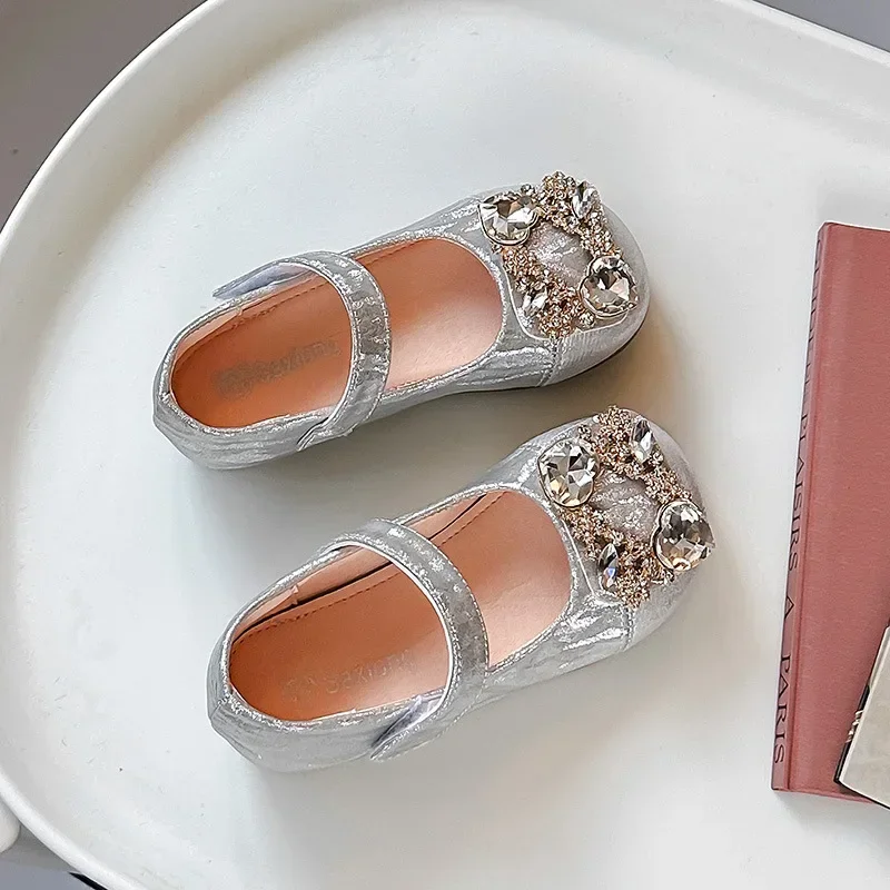 Girls Leather Shoes Shiny Crystal Chic 2025 New Kids Flat Shoes Round Toes Non-slip Girls Dance Shoes Wedding Sweet Elegant Soft
Girls Leather Shoes Shiny Crystal Chic 2025 New Kids Flat Shoes Round Toes Non-slip Girls Dance Shoes Wedding Sweet Elegant Soft