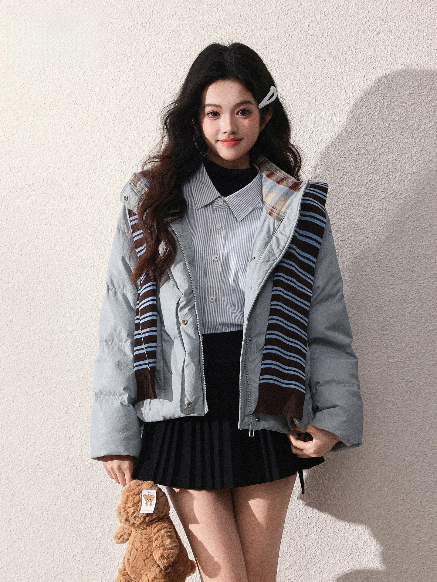 Синяя короткая женская пуховая куртка-пуховик, утепленная, в стиле «хлебный пух», теплая верхняя одежда, стройнящая, летняя новинка 2026 года
Синяя короткая женская пуховая куртка-пуховик, утепленная, в стиле «хлебный пух», теплая верхняя одежда, стройнящая, летняя новинка 2026 года