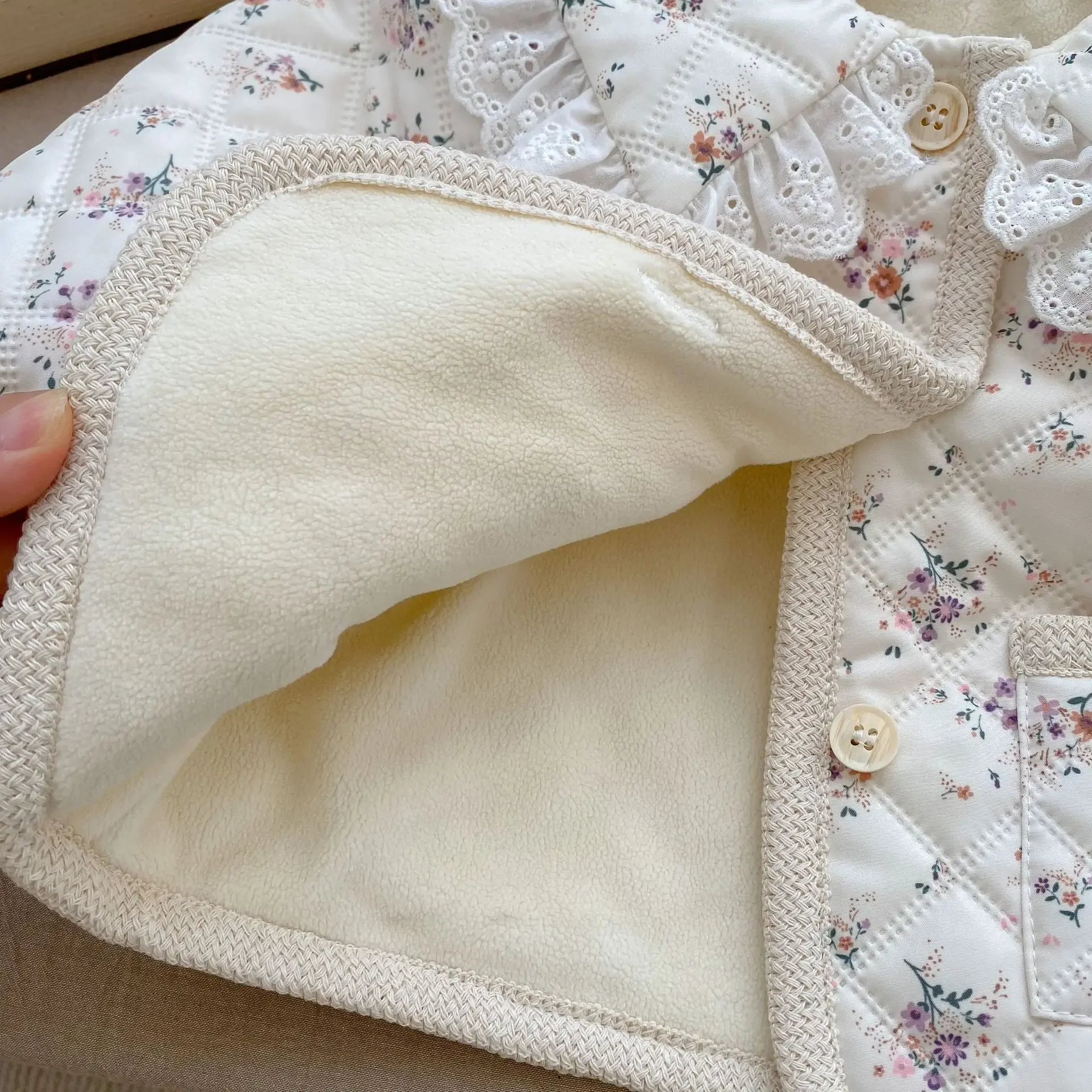 2025 Winter New Plus Velvet Baby Girl's Floral Coat Lace Lapel Cotton-padded Jacket Cardigan Coat 7806 Baby Coat
2025 Winter New Plus Velvet Baby Girl's Floral Coat Lace Lapel Cotton-padded Jacket Cardigan Coat 7806 Baby Coat