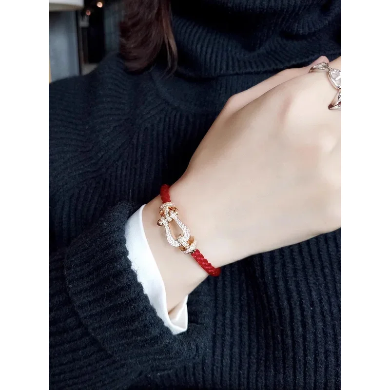 Classic horseshoe buckle red rope bracelet full of diamond light luxury sterling silver
Classic horseshoe buckle red rope bracelet full of diamond light luxury sterling silver