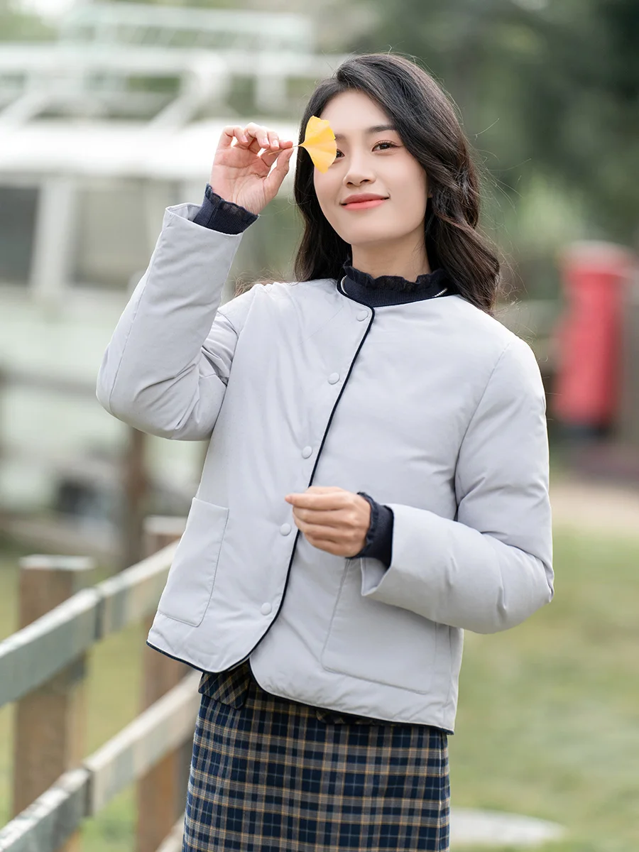 Ретро-куртка с круглым вырезом из хлопка для женщин, новый дизайн, зимнее пальто из полиэстера с длинными рукавами, художественный индивидуальный стиль
Ретро-куртка с круглым вырезом из хлопка для женщин, новый дизайн, зимнее пальто из полиэстера с длинными рукавами, художественный индивидуальный стиль