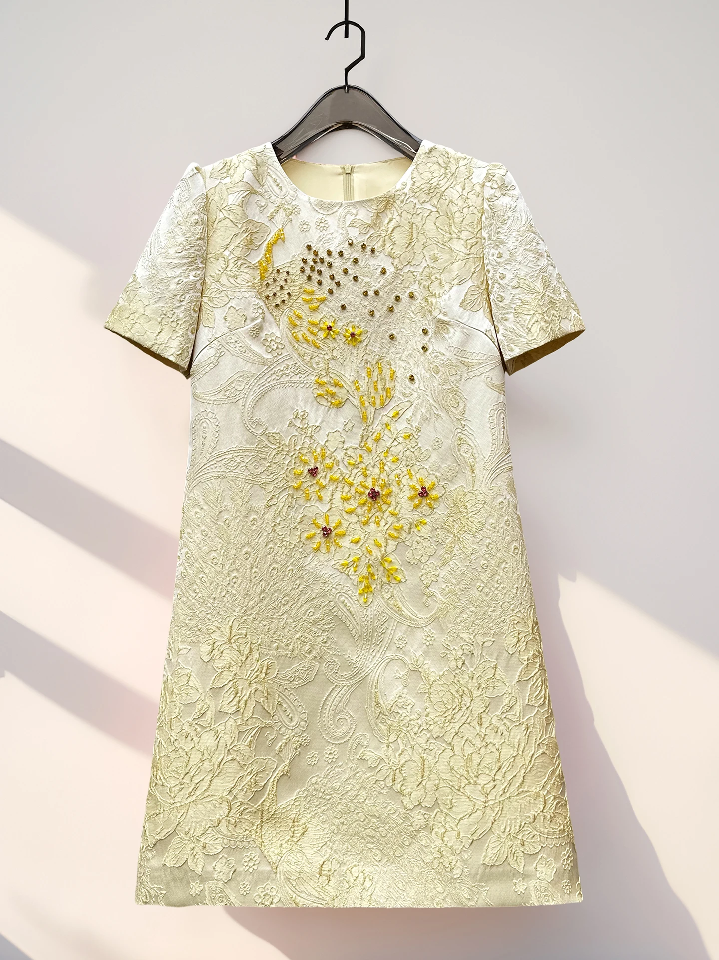 Elegant Summer New Women's Embroidered Floral Heavy Bead Dress Slimming A-Line Cotton Blend Midi Skirt French Style Dress
Elegant Summer New Women's Embroidered Floral Heavy Bead Dress Slimming A-Line Cotton Blend Midi Skirt French Style Dress