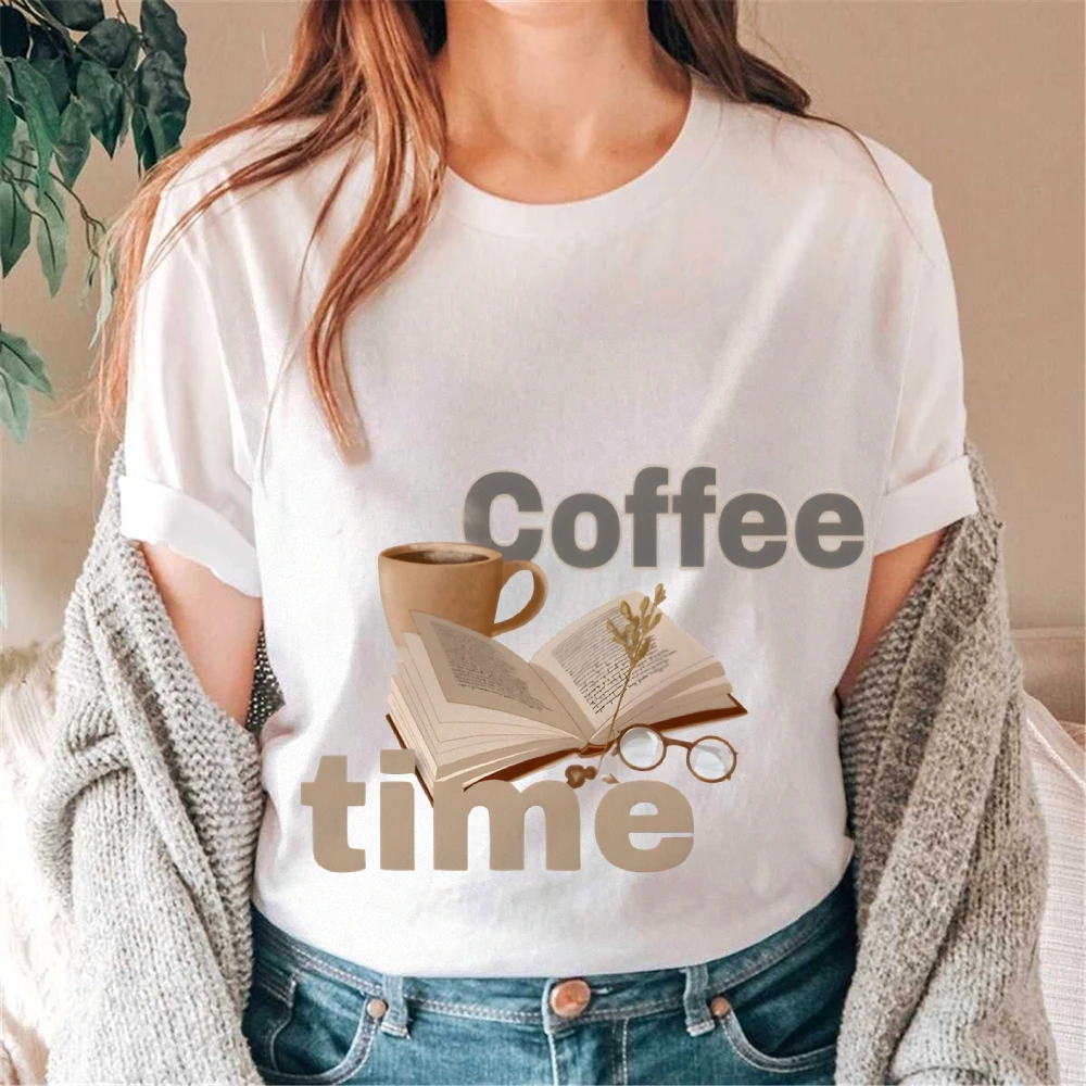 Футболка Coffee Time с книжным принтом Y2K с рисунком, расслабляющая кофеинованная и уютная мягкая ткань для повседневного образа с тематикой отдыха
Футболка Coffee Time с книжным принтом Y2K с рисунком, расслабляющая кофеинованная и уютная мягкая ткань для повседневного образа с тематикой отдыха