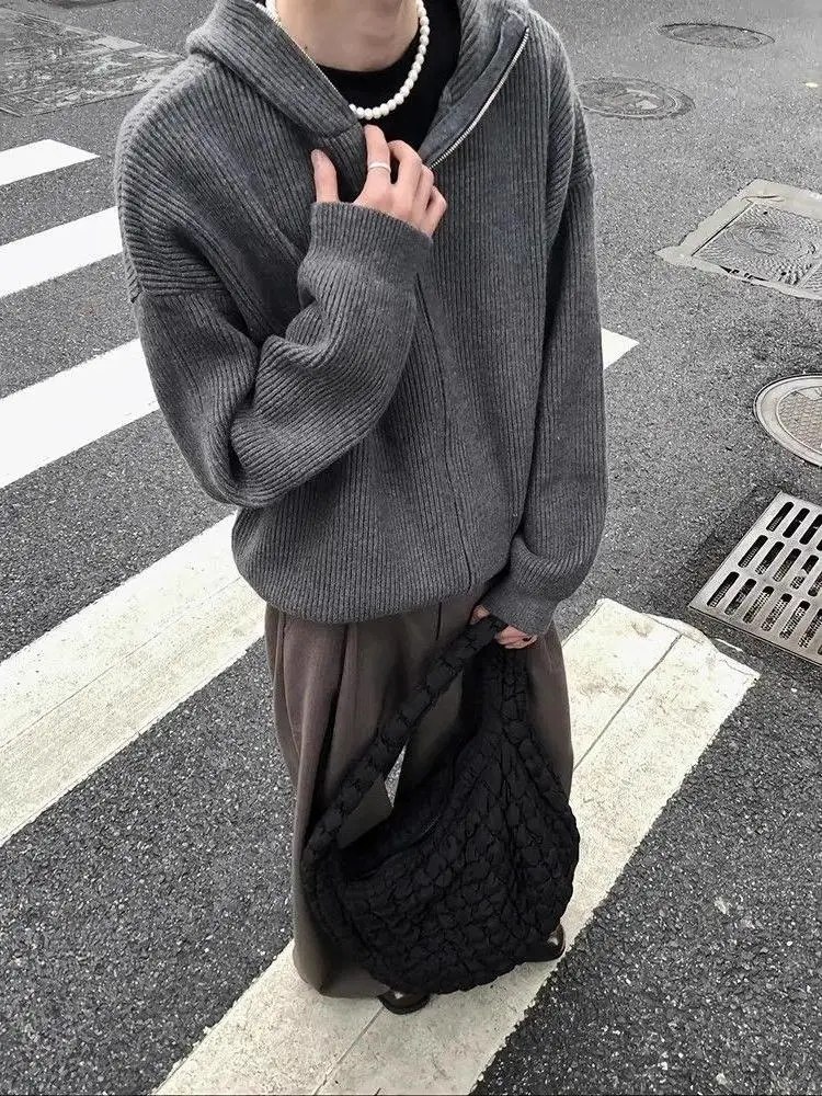 Высококачественный вязаный свитер с капюшоном на полумолнии, американский дизайн, свободный крой, мягкий, теплый, длинный све, мужская повседневная одежда
Высококачественный вязаный свитер с капюшоном на полумолнии, американский дизайн, свободный крой, мягкий, теплый, длинный све, мужская повседневная одежда