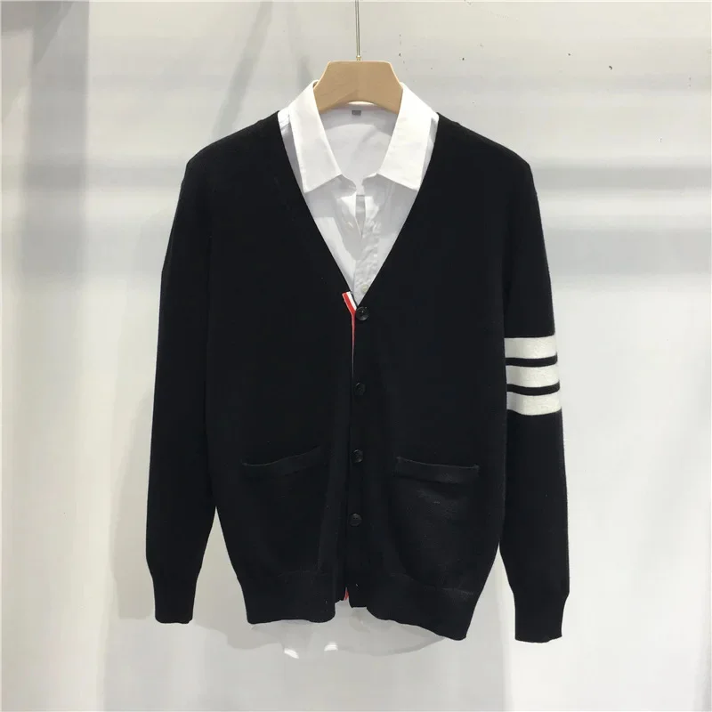 Spring Autumn Sweater Fashion Brand Men's Sweaters Cotton Stripes 3-Bar V-Neck Casual Cardigan Preppy Korean Style Women's Coats
Spring Autumn Sweater Fashion Brand Men's Sweaters Cotton Stripes 3-Bar V-Neck Casual Cardigan Preppy Korean Style Women's Coats