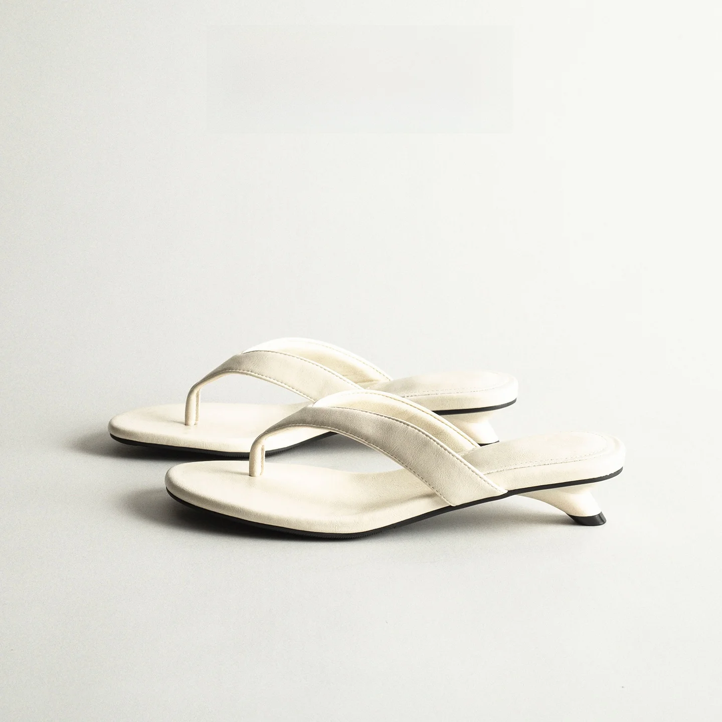 Leather Thong Summer Sandals Women's Outdoor Fashionable Beach Flip Flops Casual Open Toe Clogs Stylish Flat Heel Sandals
Leather Thong Summer Sandals Women's Outdoor Fashionable Beach Flip Flops Casual Open Toe Clogs Stylish Flat Heel Sandals