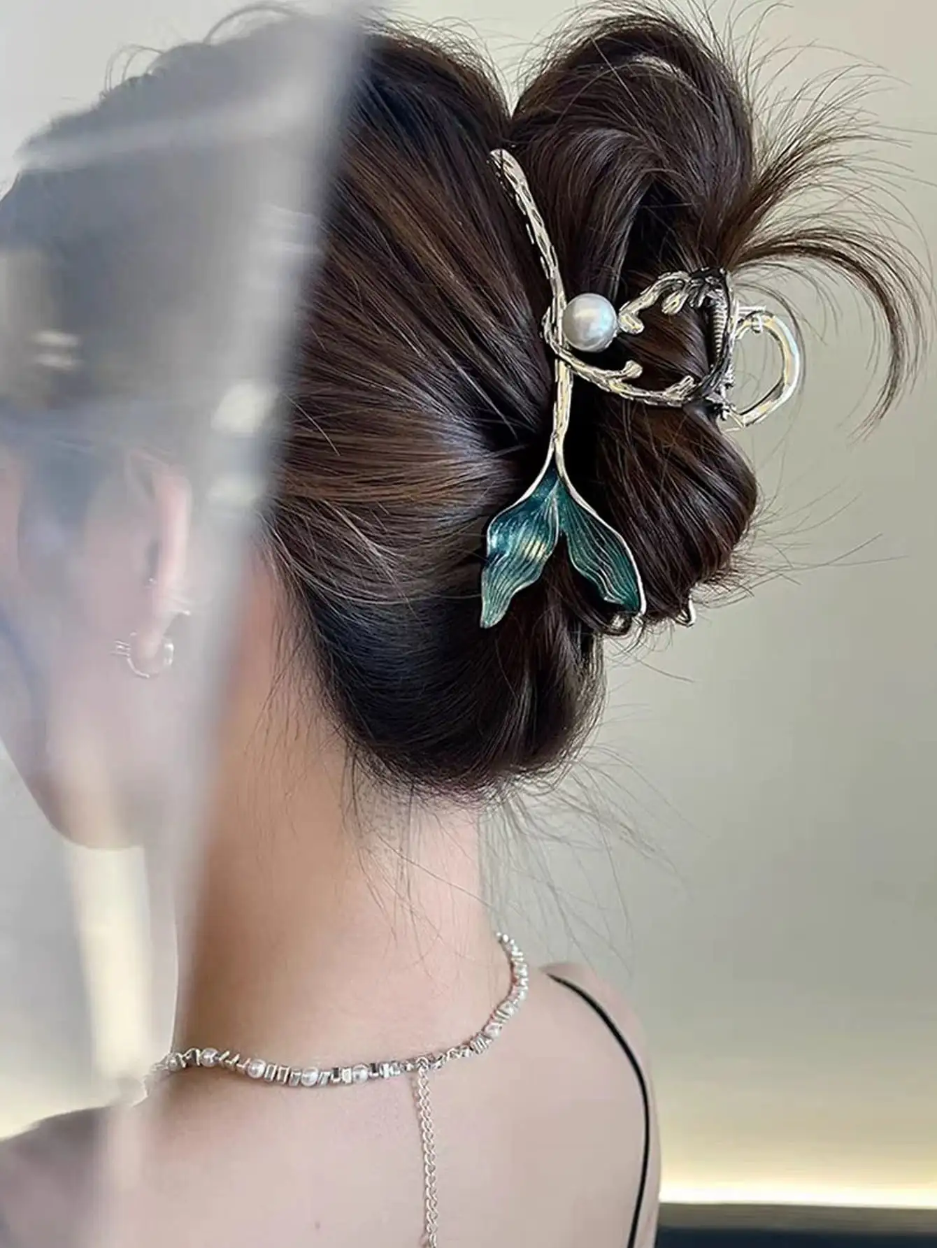 1pc Women's Blue Color Metal Hair Clip Fashionable & Simple Faux Pearl Hair Claw Mermaid Princess Elegant Hair Accessory For Updo Hairstyles, School Stuff, College, Pearl Hair Accessories Fall Winter Claw Clip For Vacation Outfits Woman Summer Beach Vacay
1pc Women's Blue Color Metal Hair Clip Fashionable & Simple Faux Pearl Hair Claw Mermaid Princess Elegant Hair Accessory For Updo Hairstyles, School Stuff, College, Pearl Hair Accessories Fall Winter Claw Clip For Vacation Outfits Woman Summer Beach Vacay