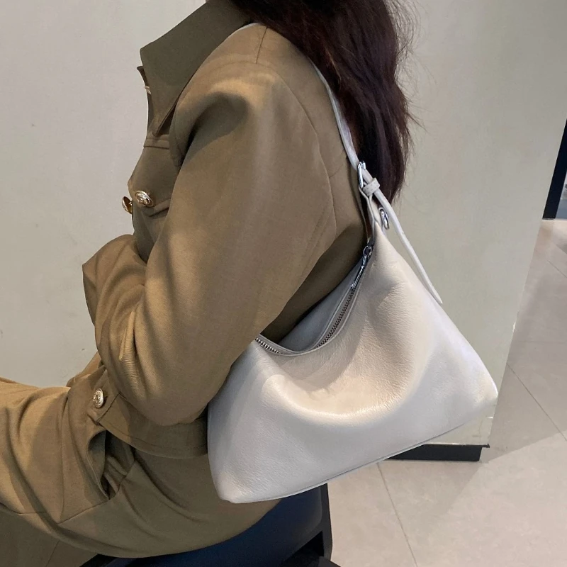 Легкие роскошные сумки из натуральной кожи для женщин, тонкая городская сумка-кроссбоди на молнии, универсальная сумка для дневного и вечернего использования.
Легкие роскошные сумки из натуральной кожи для женщин, тонкая городская сумка-кроссбоди на молнии, универсальная сумка для дневного и вечернего использования.